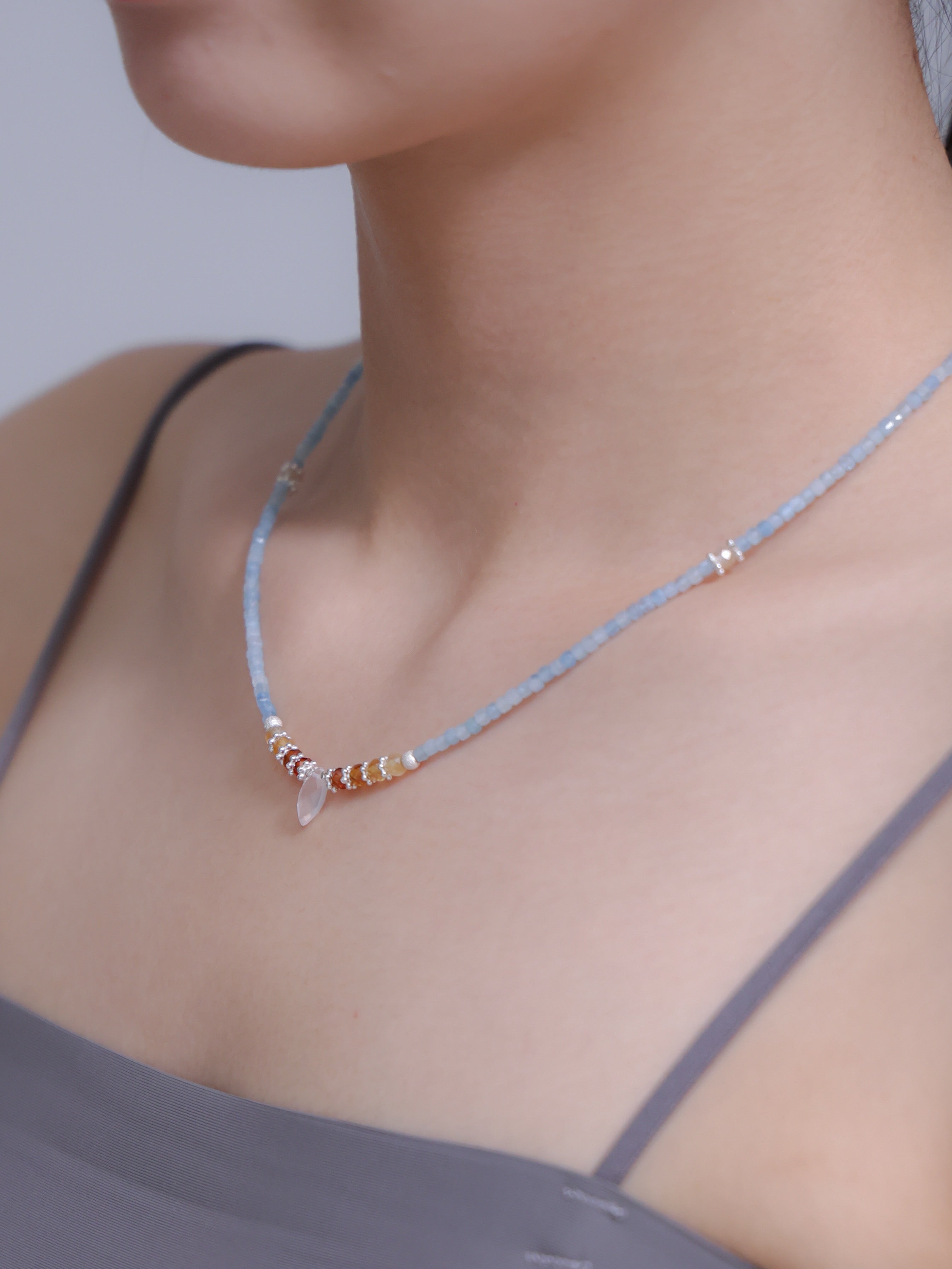 ネックレス 着用 首元 横顔 アップ 透明感 美肌