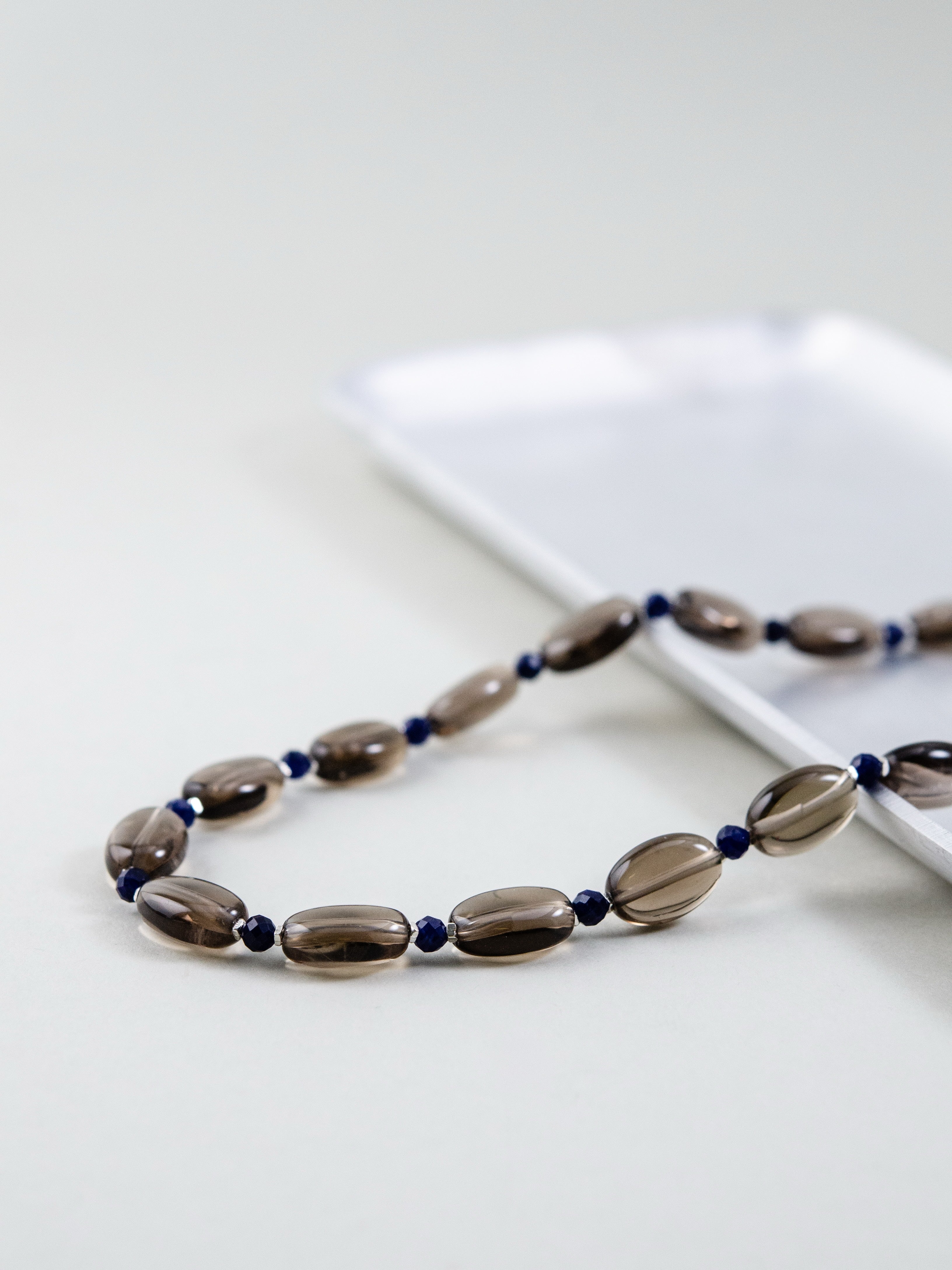 横顔 ネックレス 着用 ショートヘア クール な雰囲気