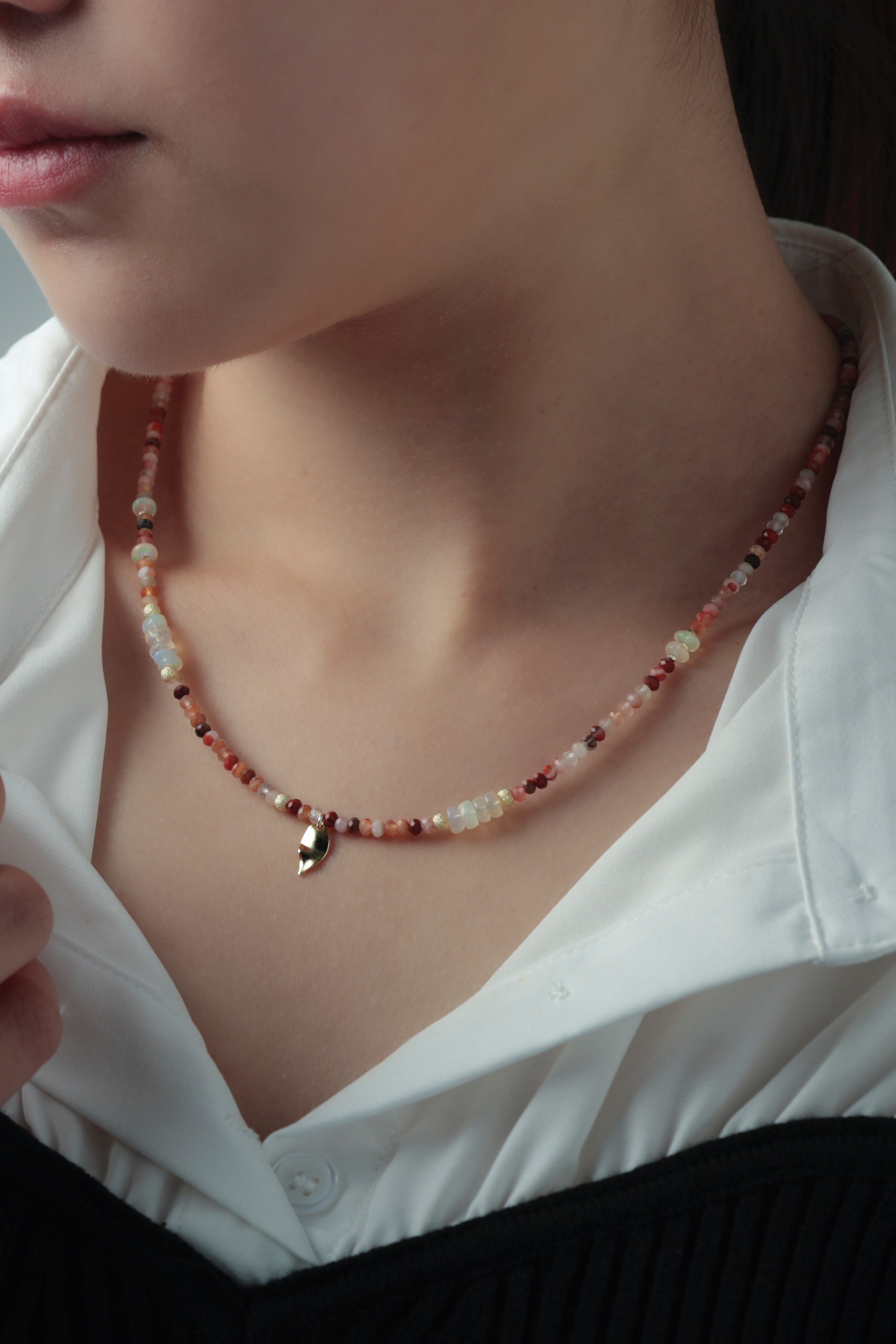 ネックレス着用 白シャツコーデ首元 温かな彩りのアクセント