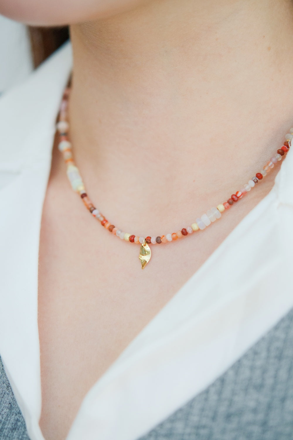 レッドアゲート ネックレス着用 正面画像 デイリー使いしやすいデザイン