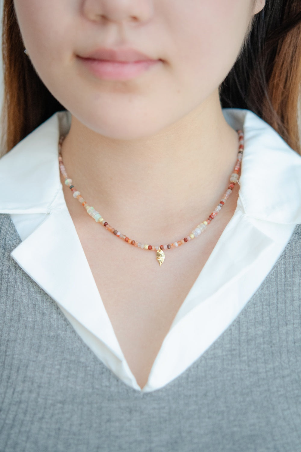 ネックレス着用 白シャツとグレーベスト オフィス カジュアルコーデ