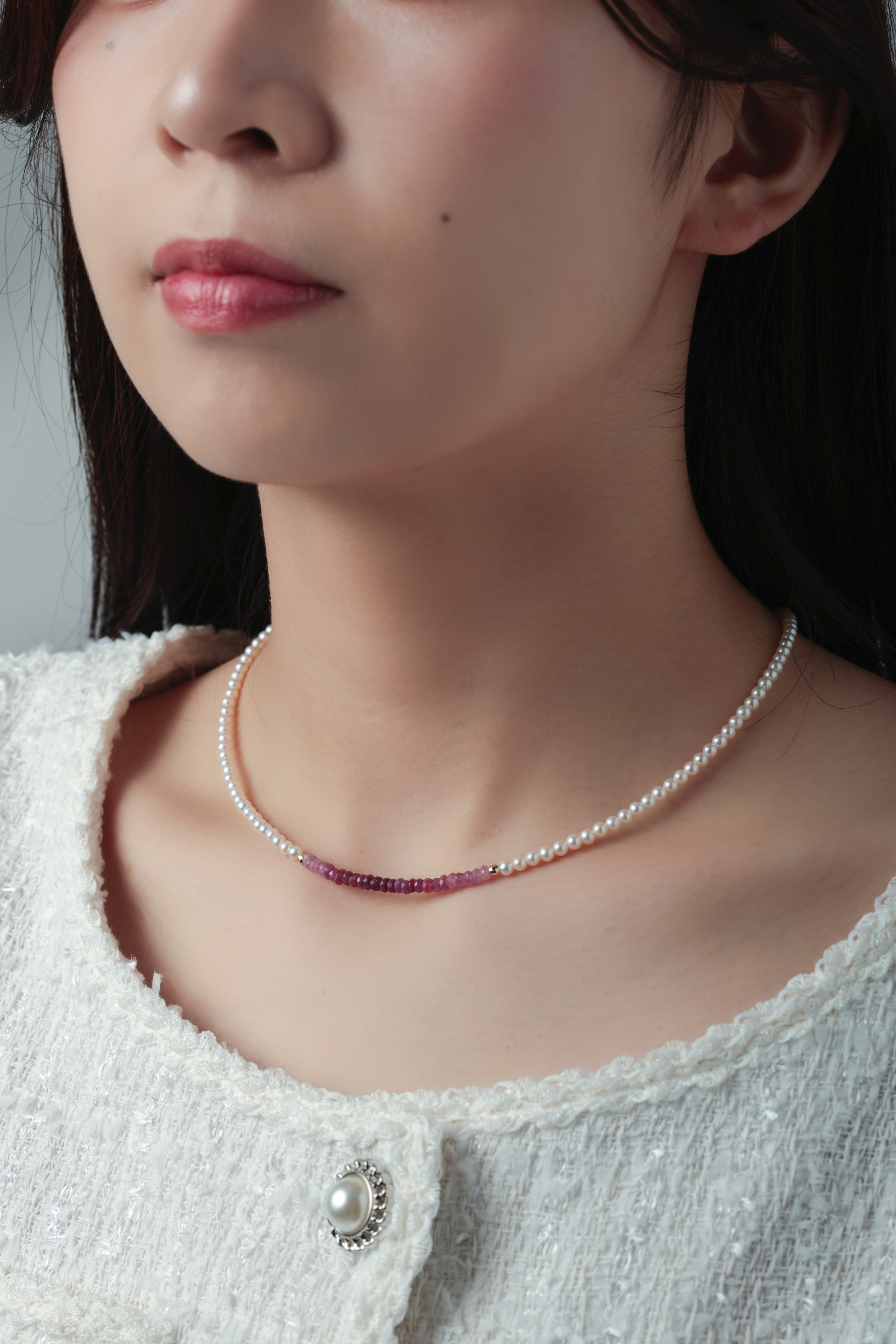 ネックレス着用 白ツイード トップス 上品な大人の女性のアクセサリー