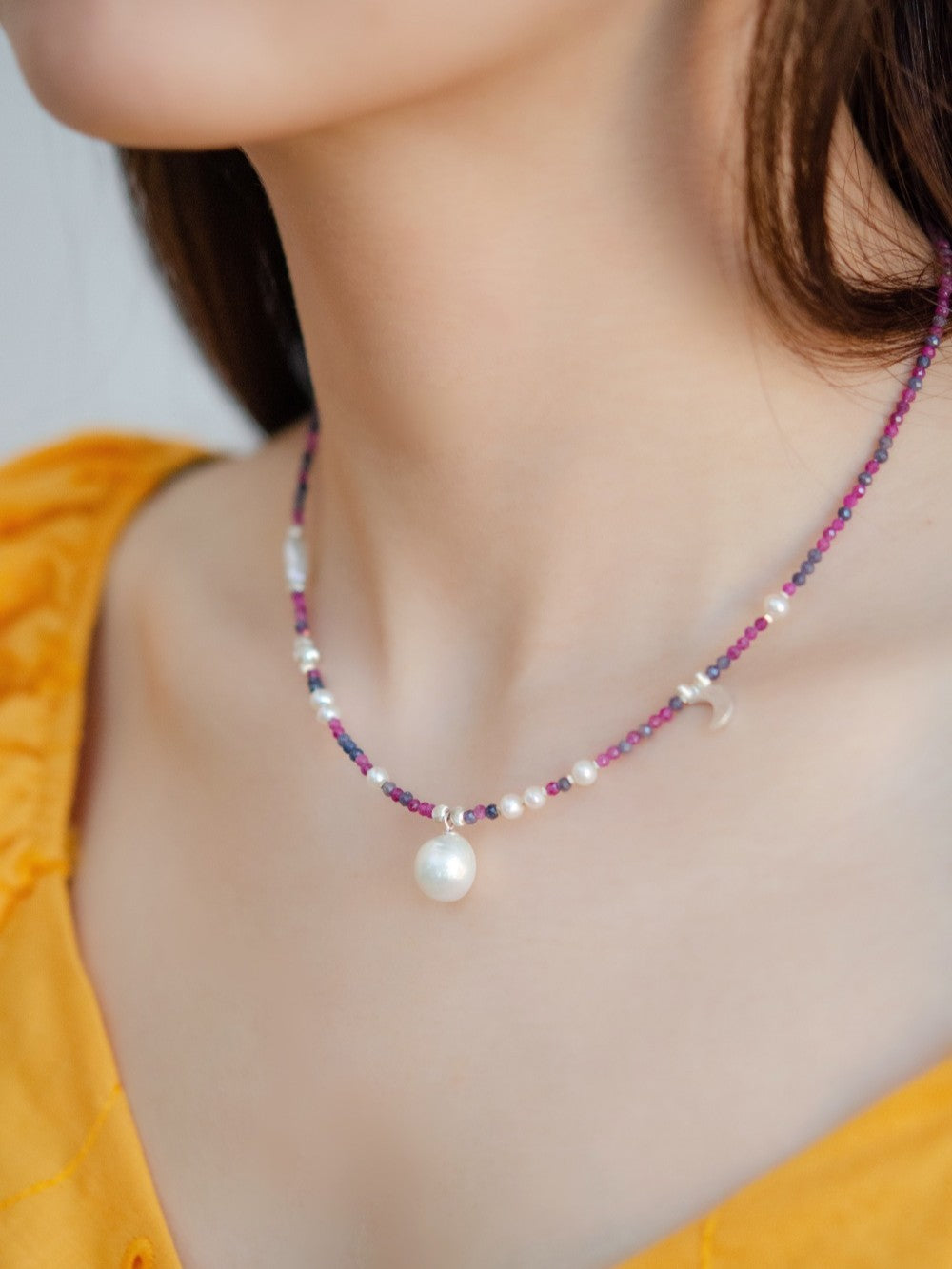 ネックレス着用 首元アップ 鎖骨を美しく見せる三日月とパール