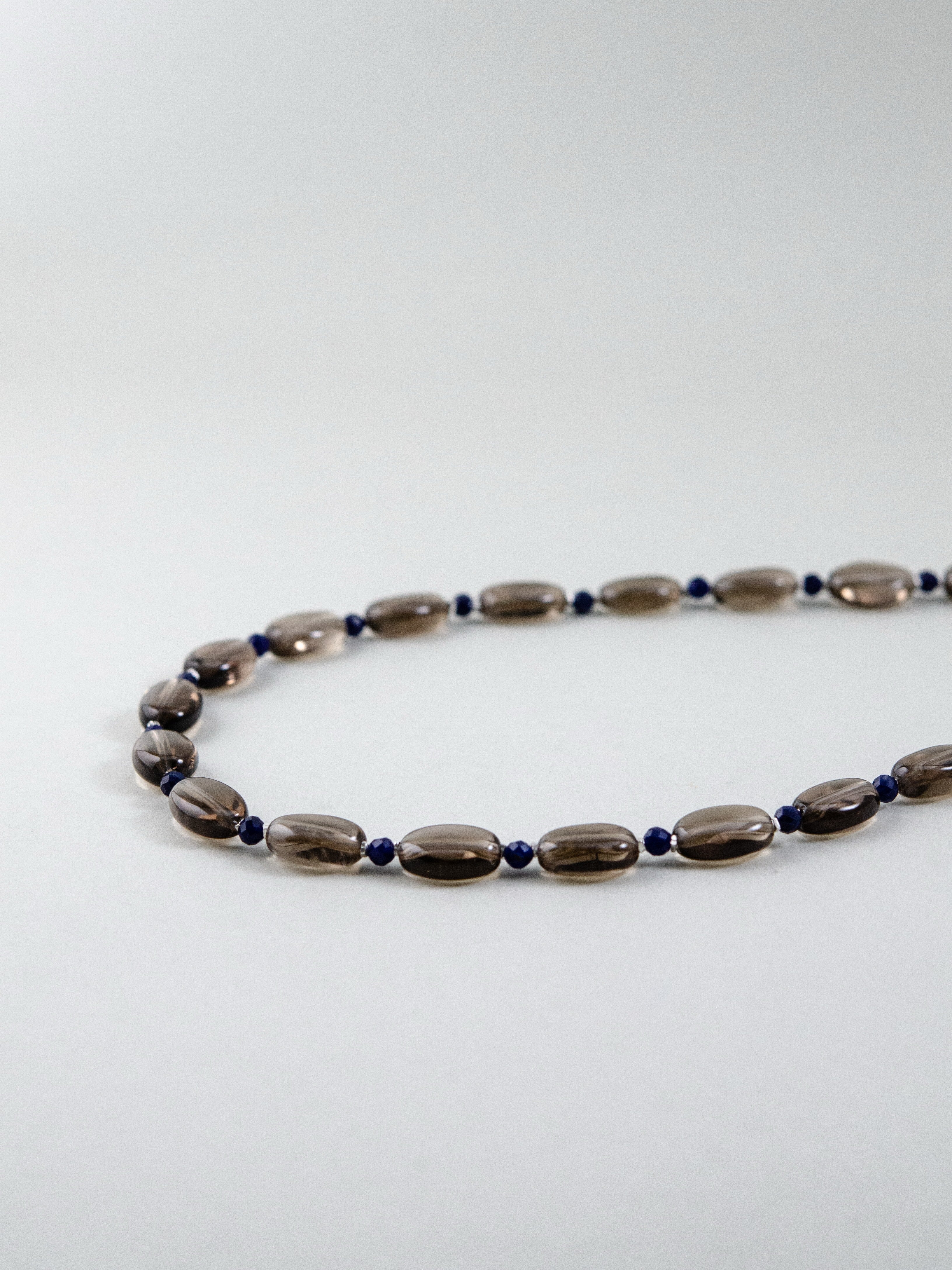 ネックレス 着用 横顔 フェミニン 明るい印象