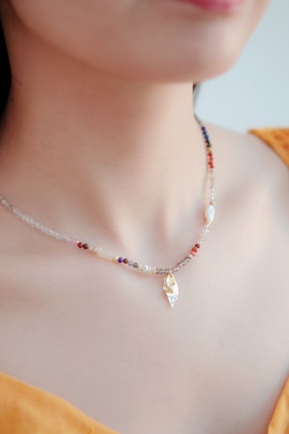 ネックレス着用 イエローのトップス 赤と褐色のコントラストが映えるコーデ