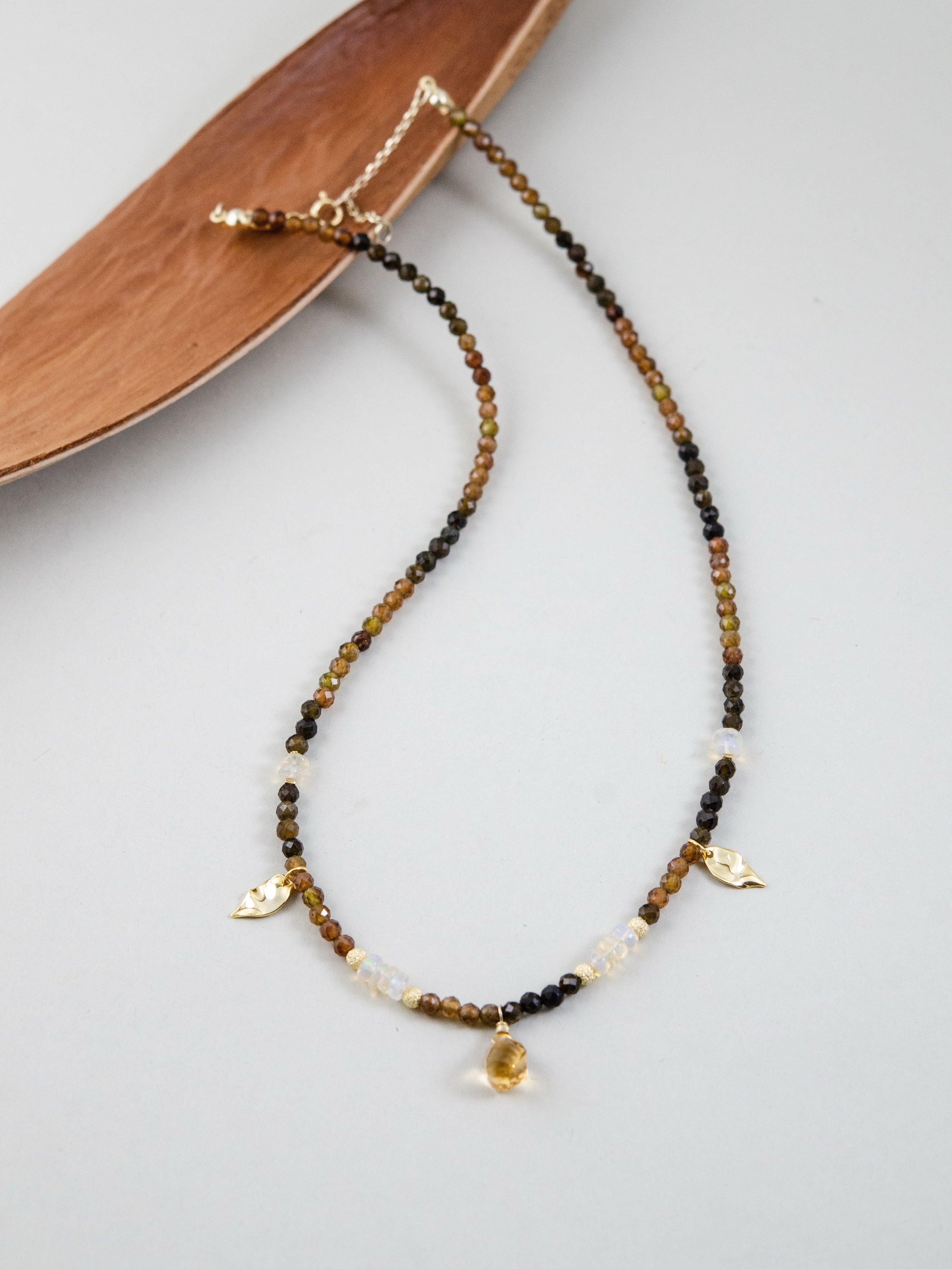 天然石ネックレス 木の葉型トレイのディスプレイ 全体像