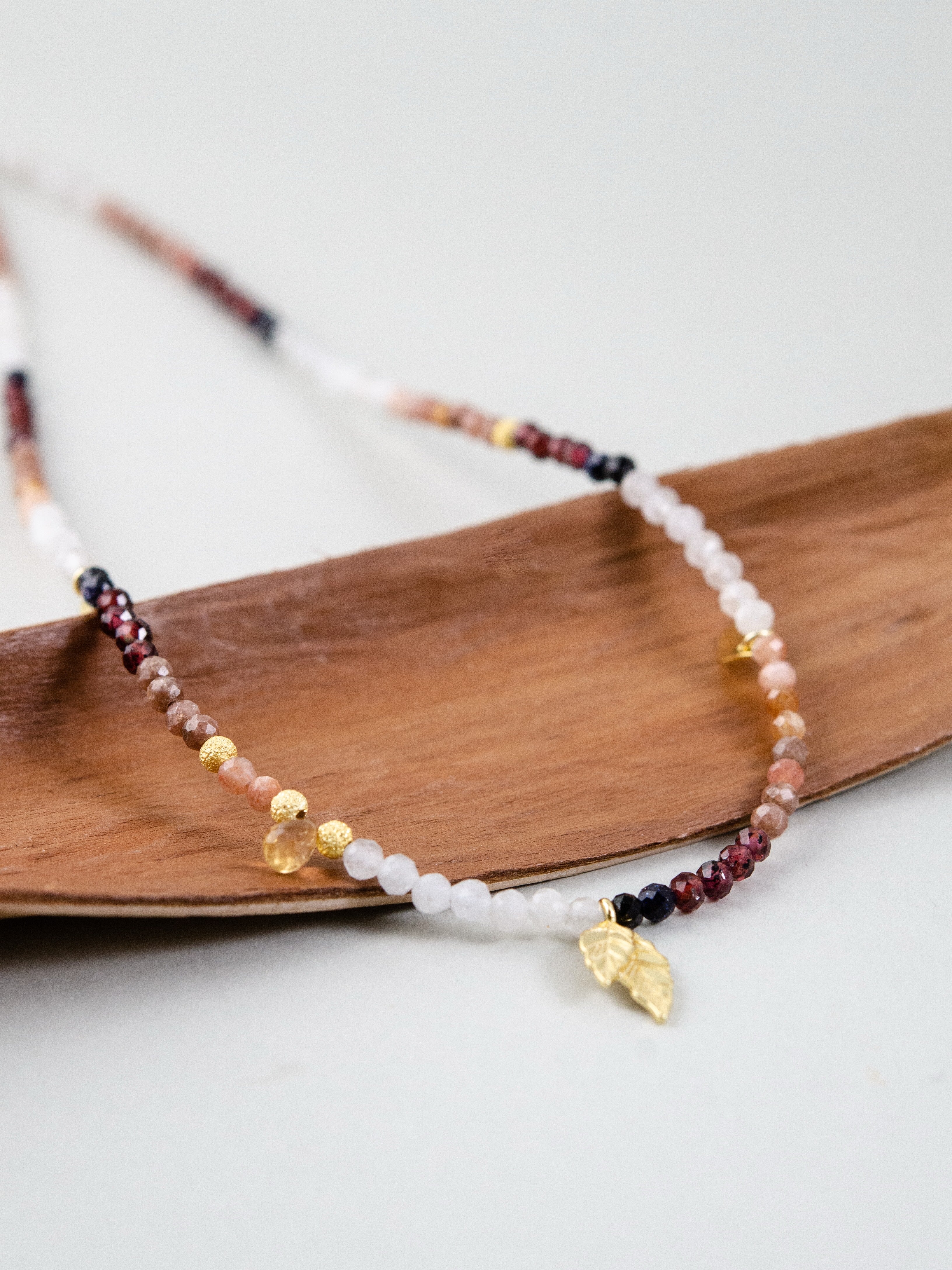 天然石ネックレス 木製トレイ スタイリング 茜色と木の温もり