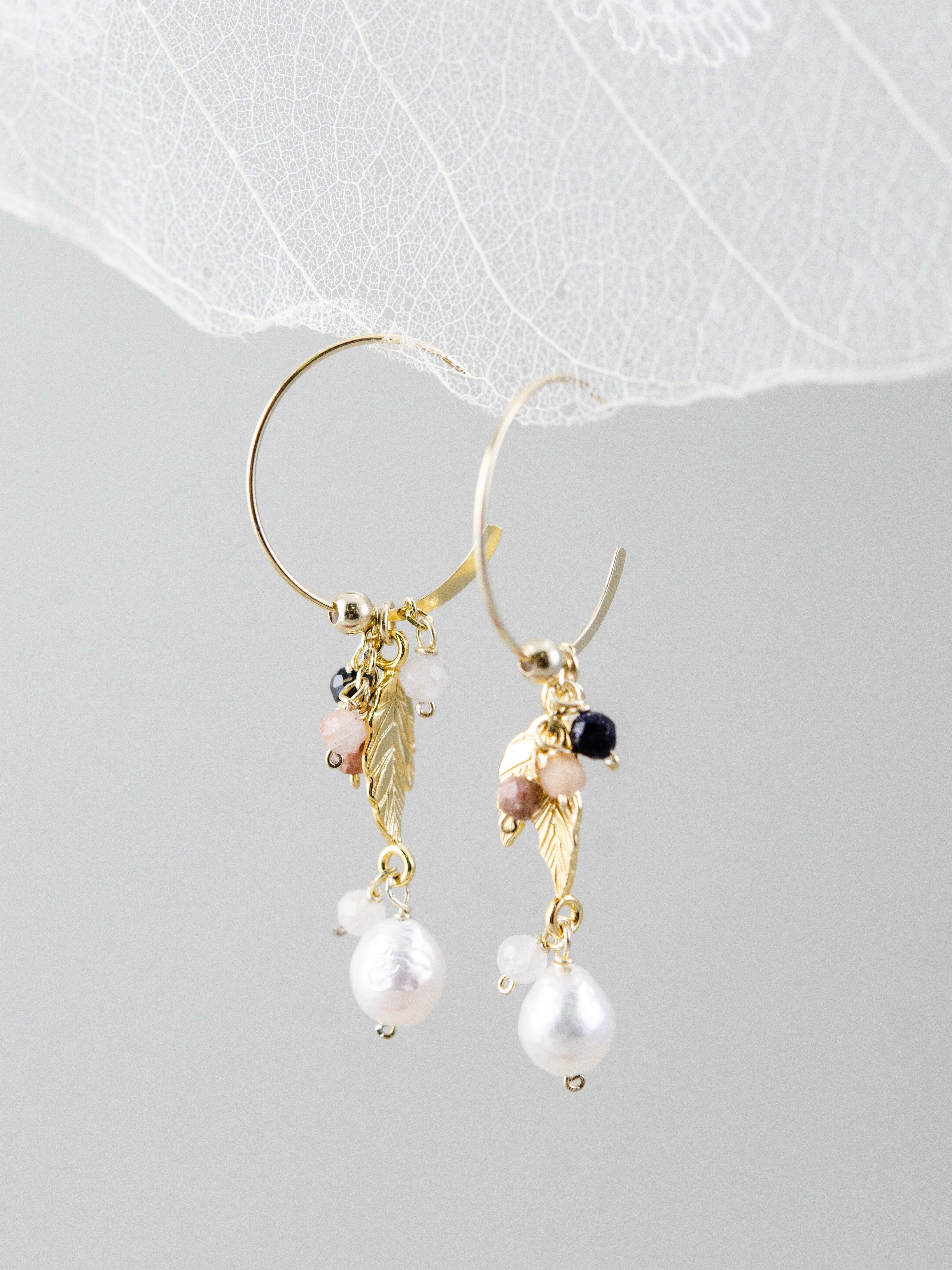 オブシディアン ピアス ディスプレイ 白い葉脈と光と影のコントラスト 繊細な雰囲気