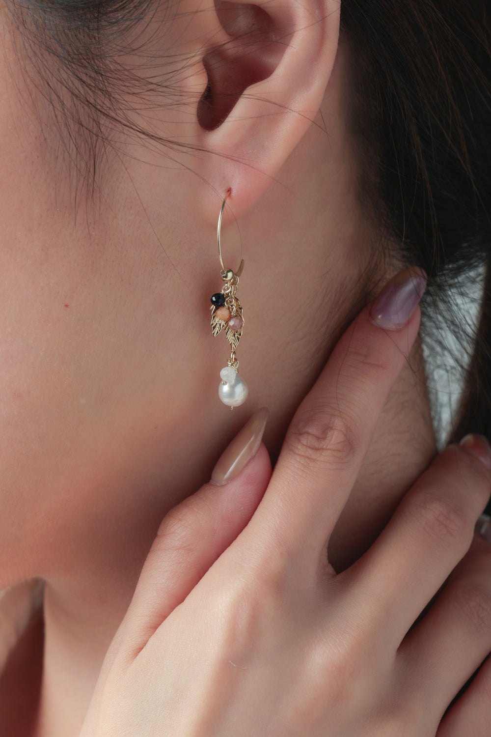 天然石フープピアス着用 横顔 金色の葉と揺れるパール 上品な大人のアクセサリー