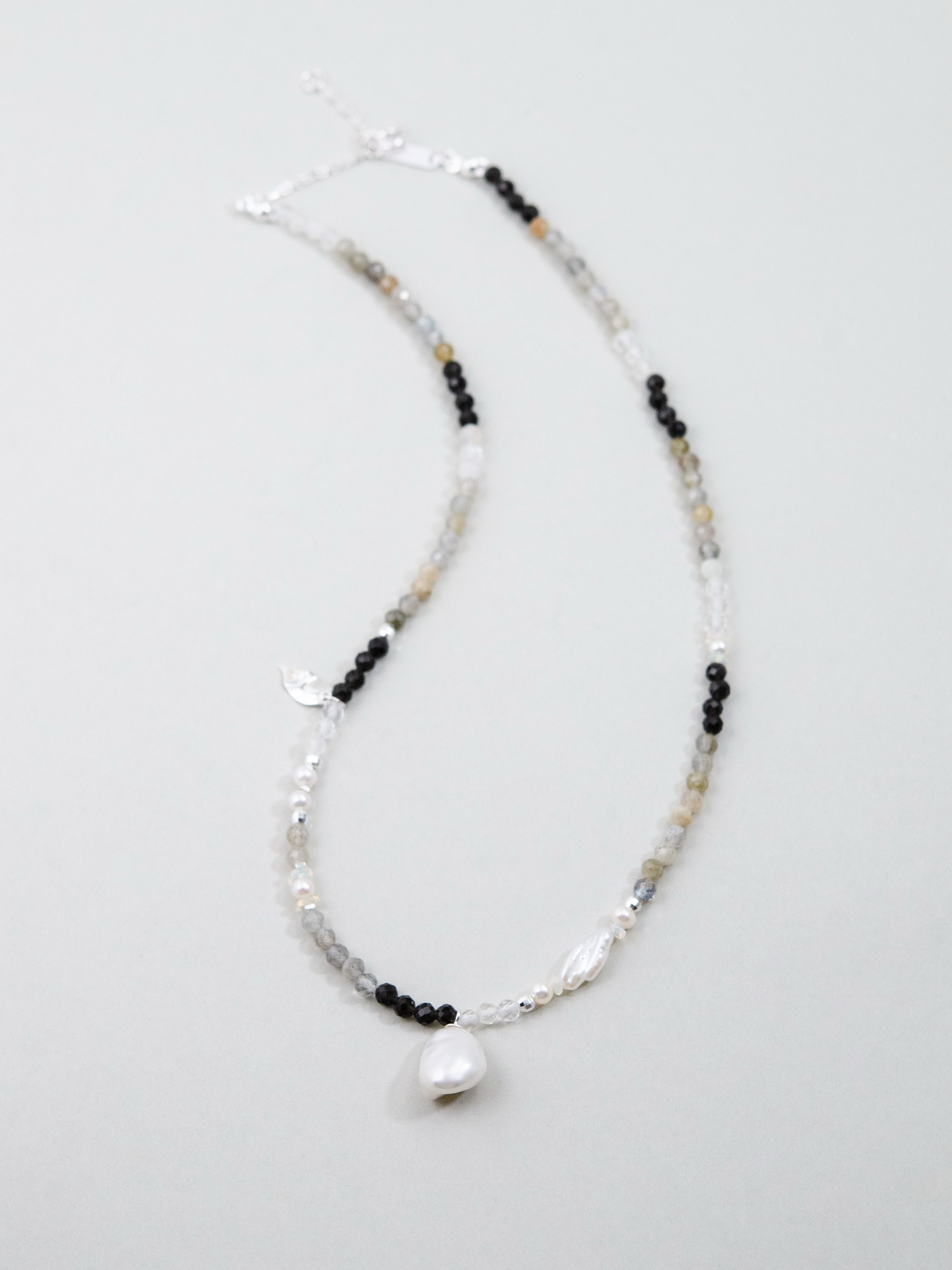 オブシディアン & ラブラドライト ネックレス 月夜の静寂 メイン画像 黒と白のコントラスト 淡水パール
