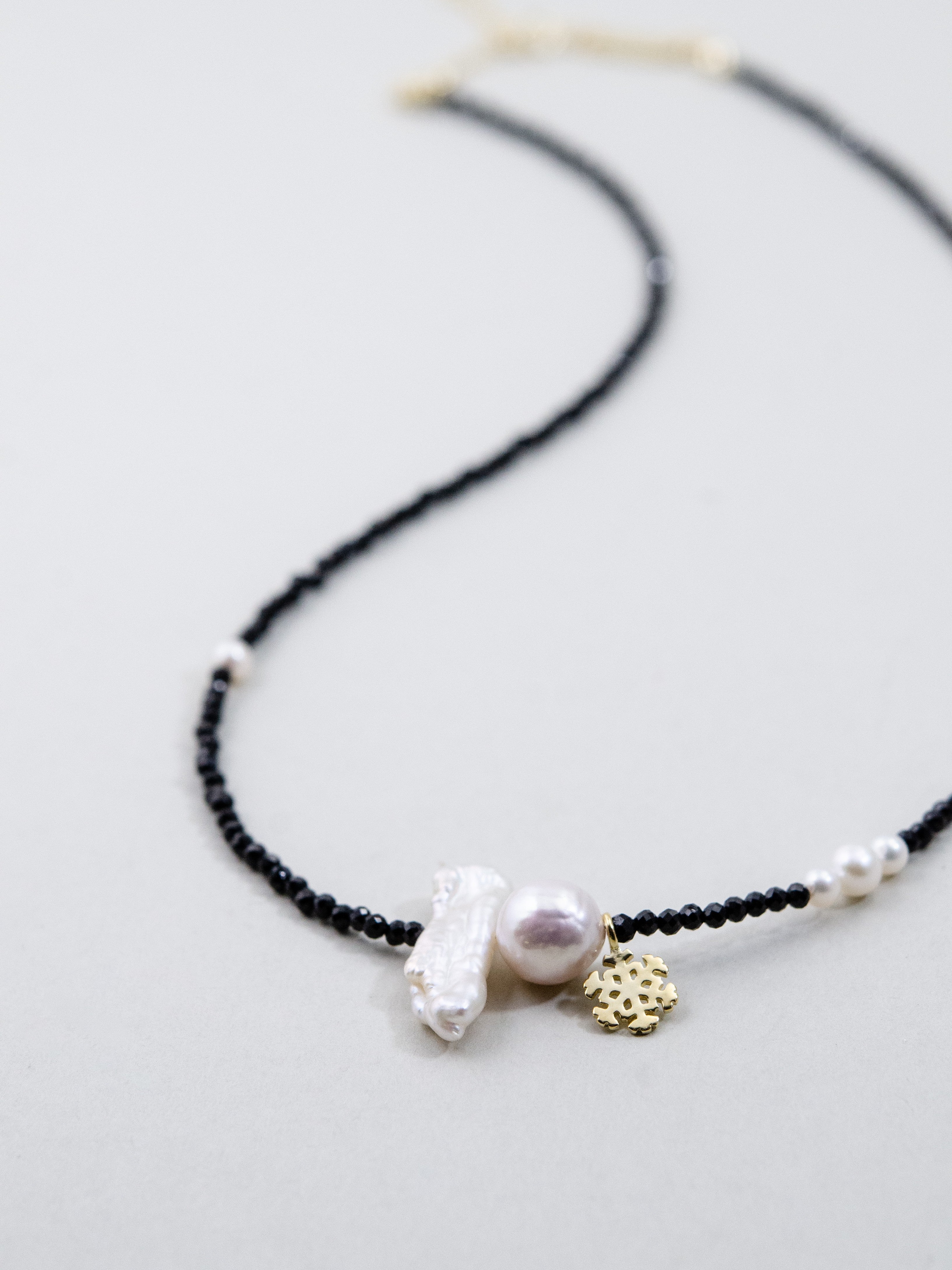 オブシディアン 雪の結晶 ペンダントトップ 雰囲気のある全体像