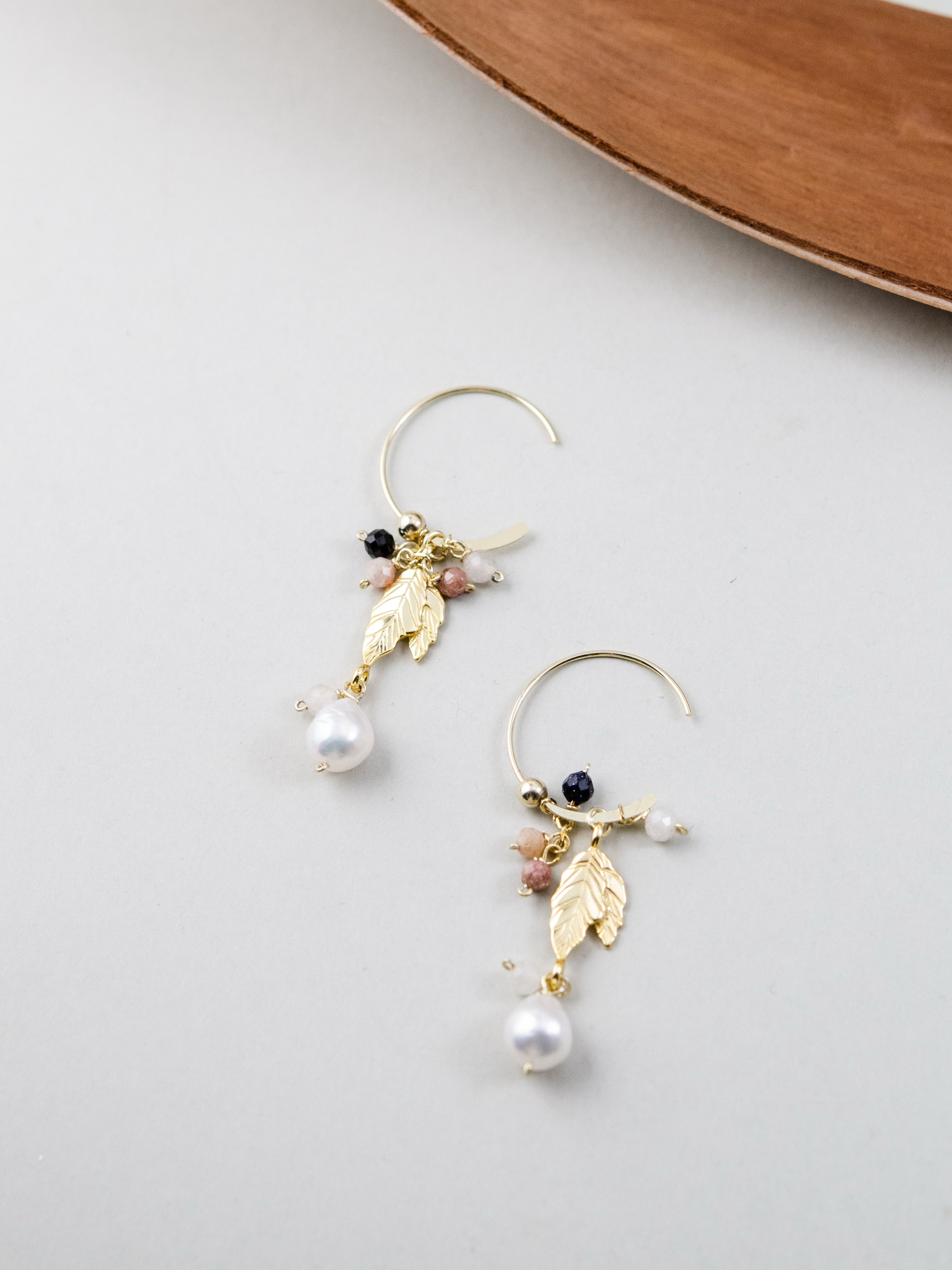 オブシディアン & サンストーン フープピアス 金色の葉と真珠 メイン画像 光と影のコントラスト K14GP