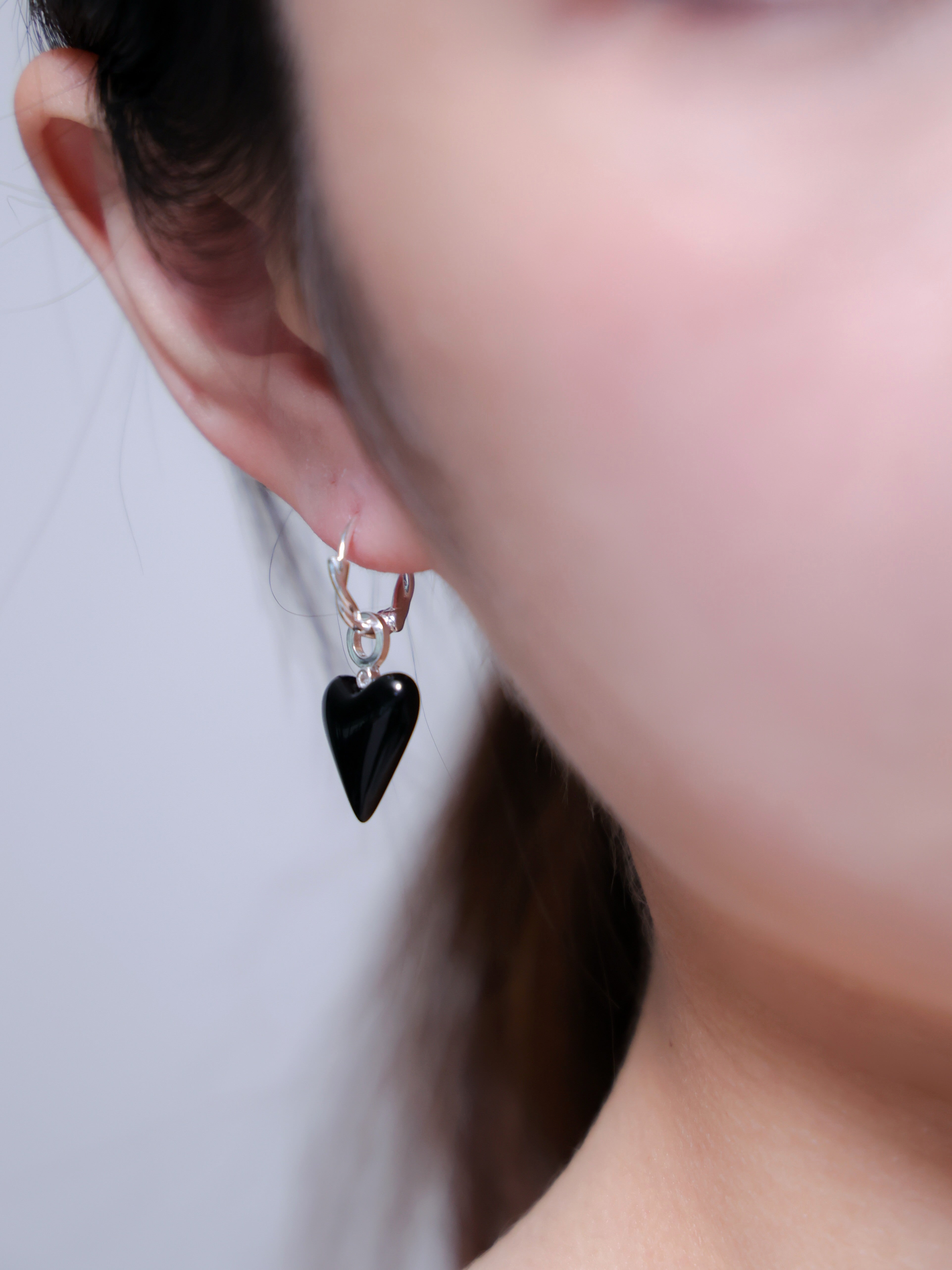 オニキス ハート ピアス 着用画像 横顔 黒 シルバー フープ クール