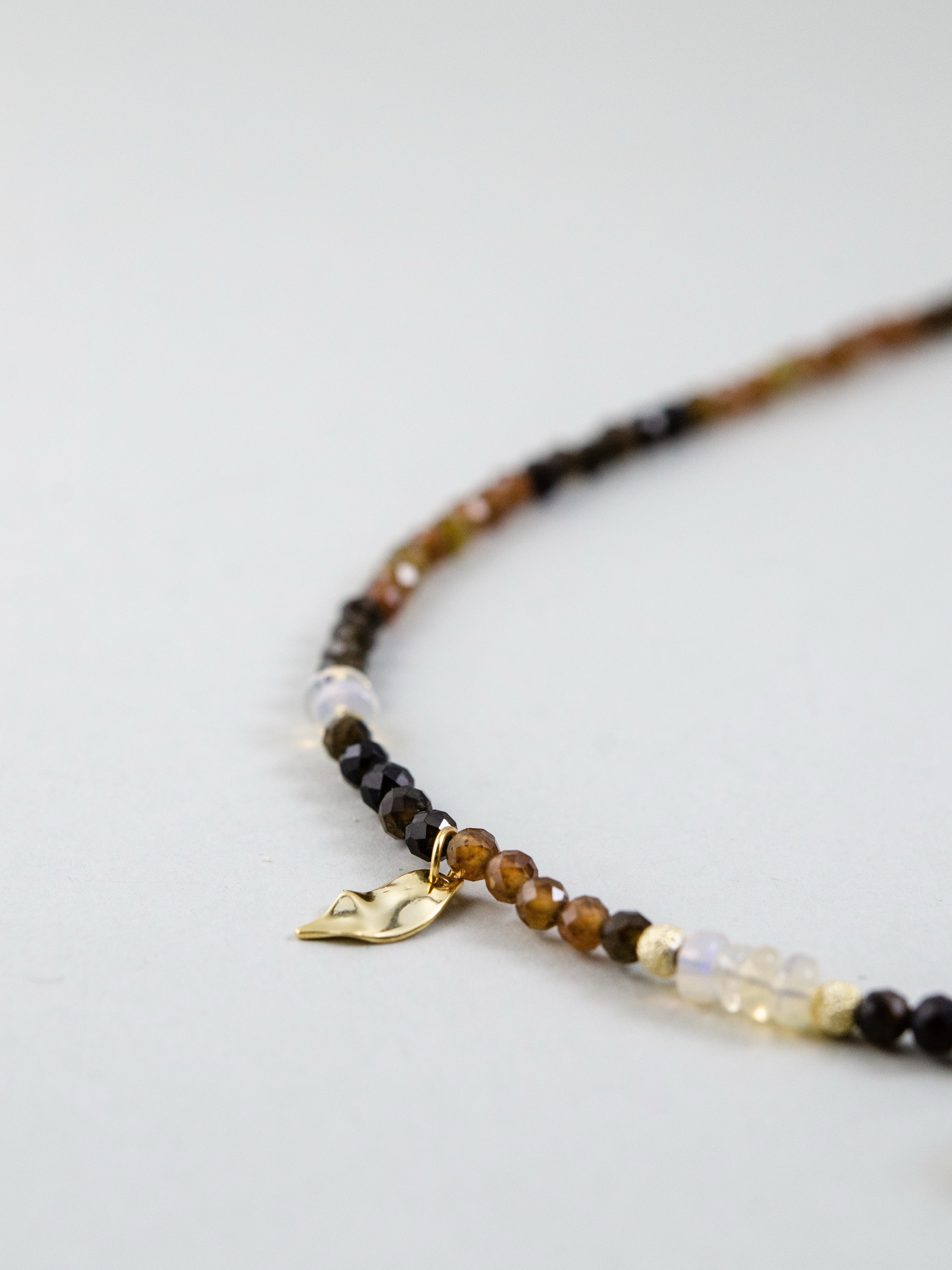 オパールとトルマリンのビーズ詳細 繊細な色の重なり