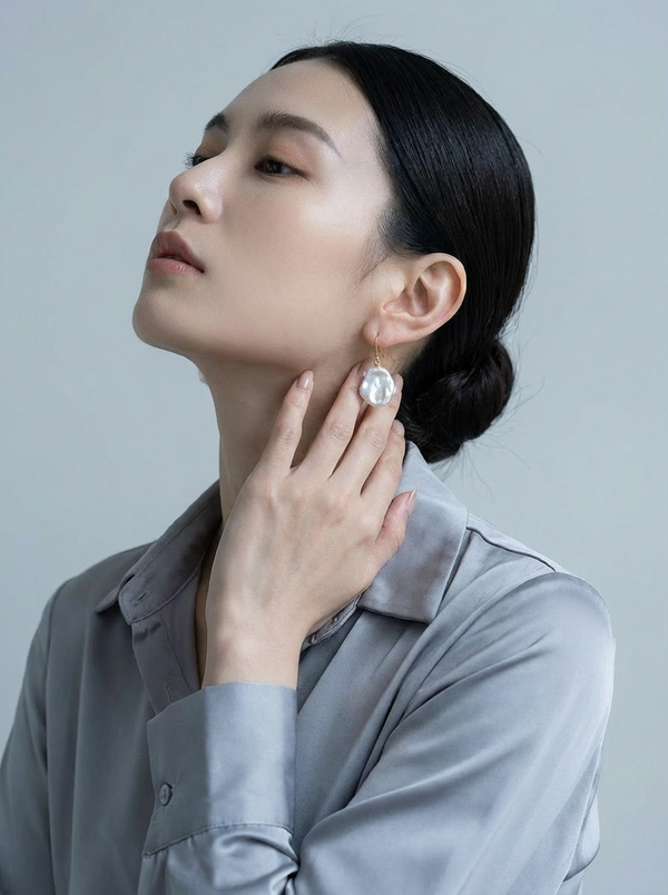 ペタルパール(花びら真珠) 一粒 ピアス〈ひとひら〉- 6月誕生石 オーロラパール シンプル 14kgf 金属アレルギー対応