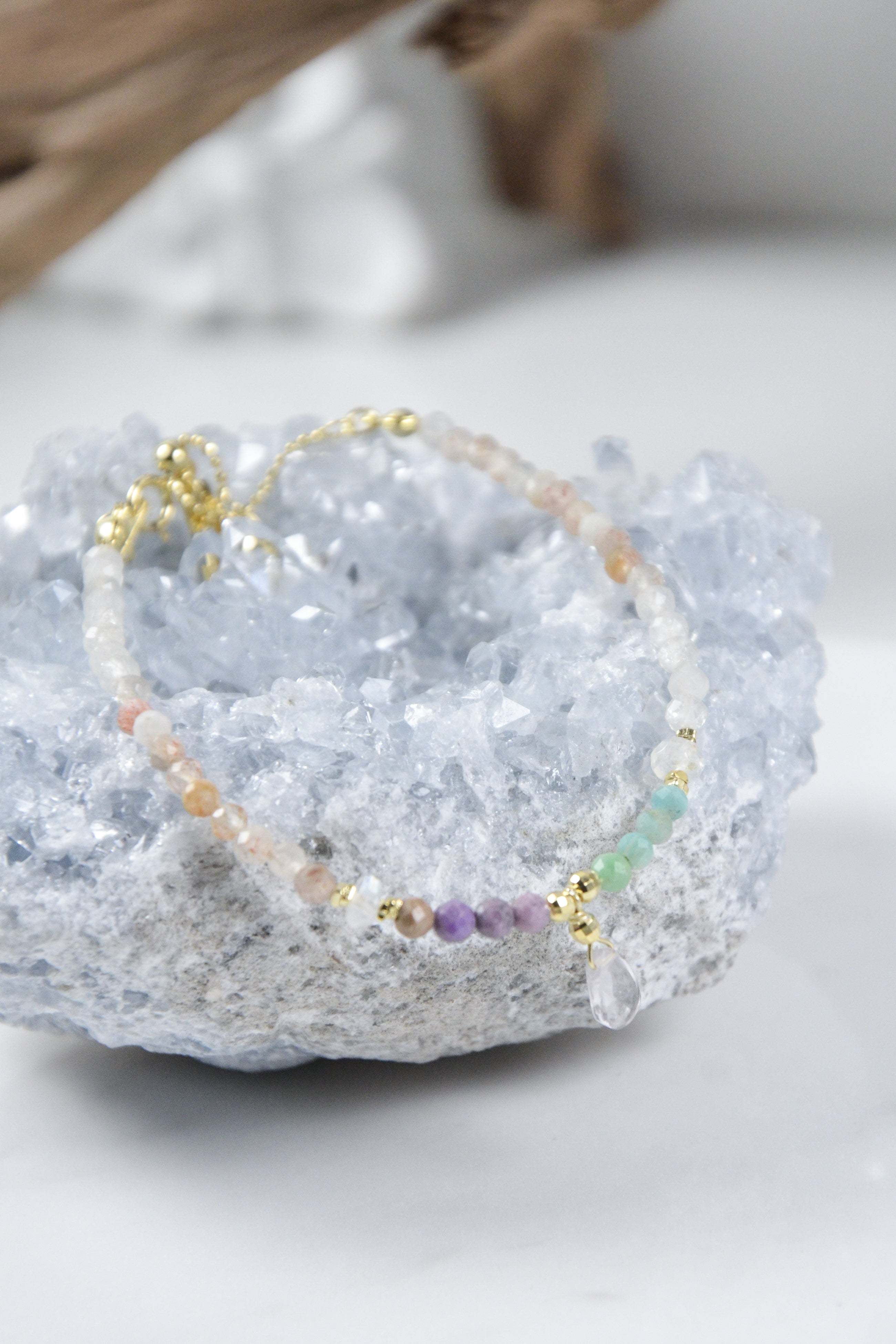 天然石ブレスレット 詳細画像 パステルカラーのビーズと揺れる雫のチャーム