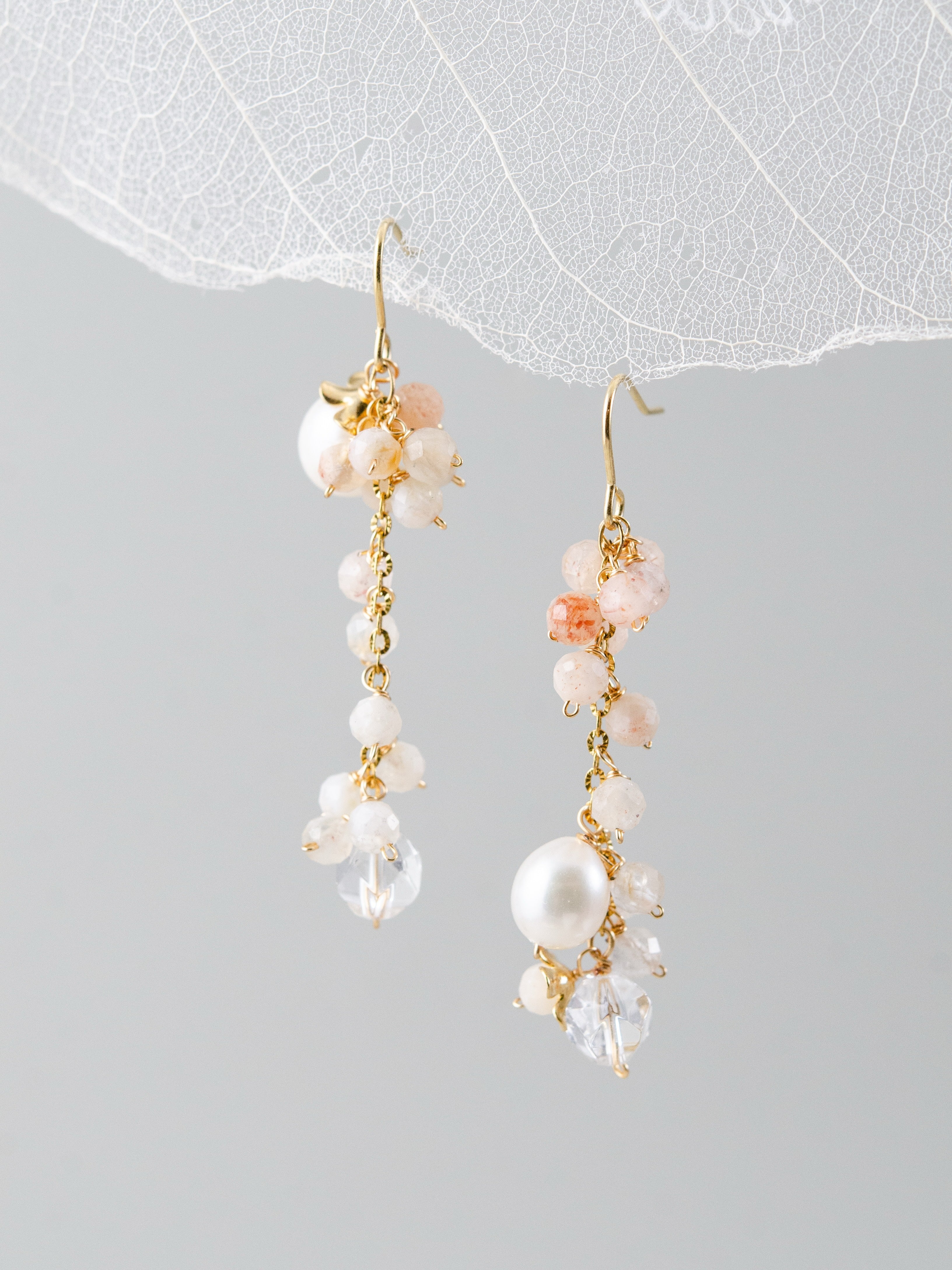 カラー ムーンストーン & クリスタル 揺れる ピアス 癒しのピーチ＆ホワイト 6月・4月誕生石