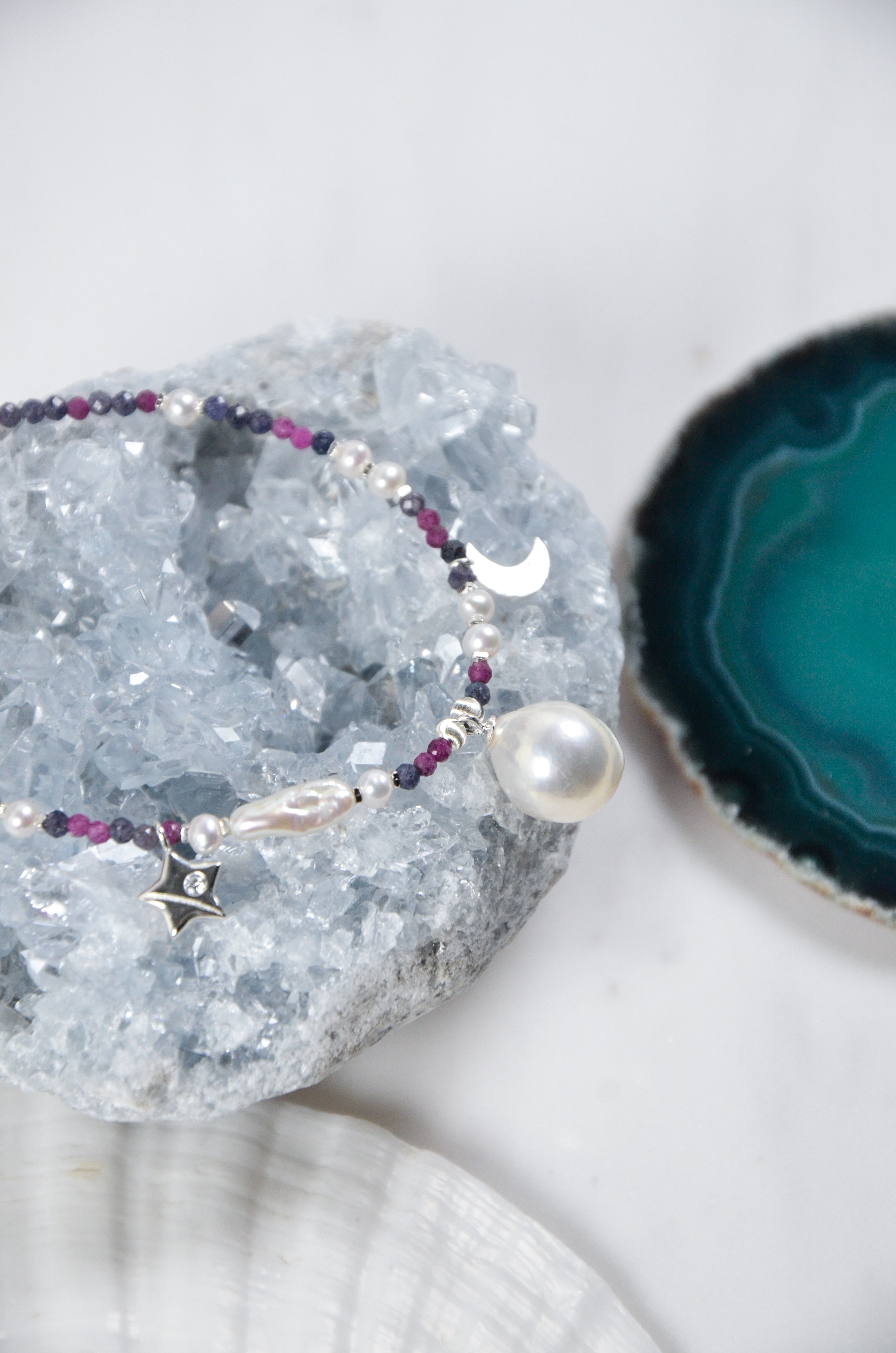 天然石ブレスレット ディスプレイ 青い結晶の上で輝く星と月のチャーム 詳細画像