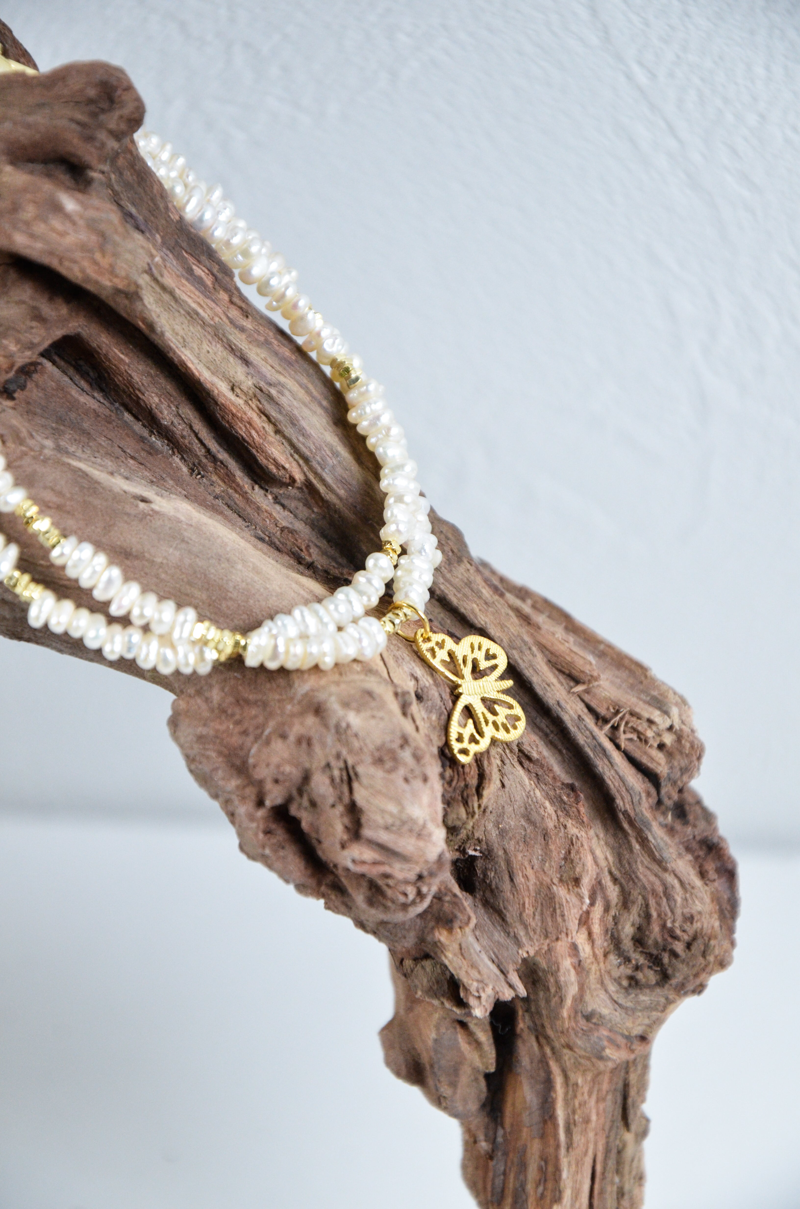 淡水パール ブレスレット着用 手首 2連デザインの華やかさと揺れる蝶