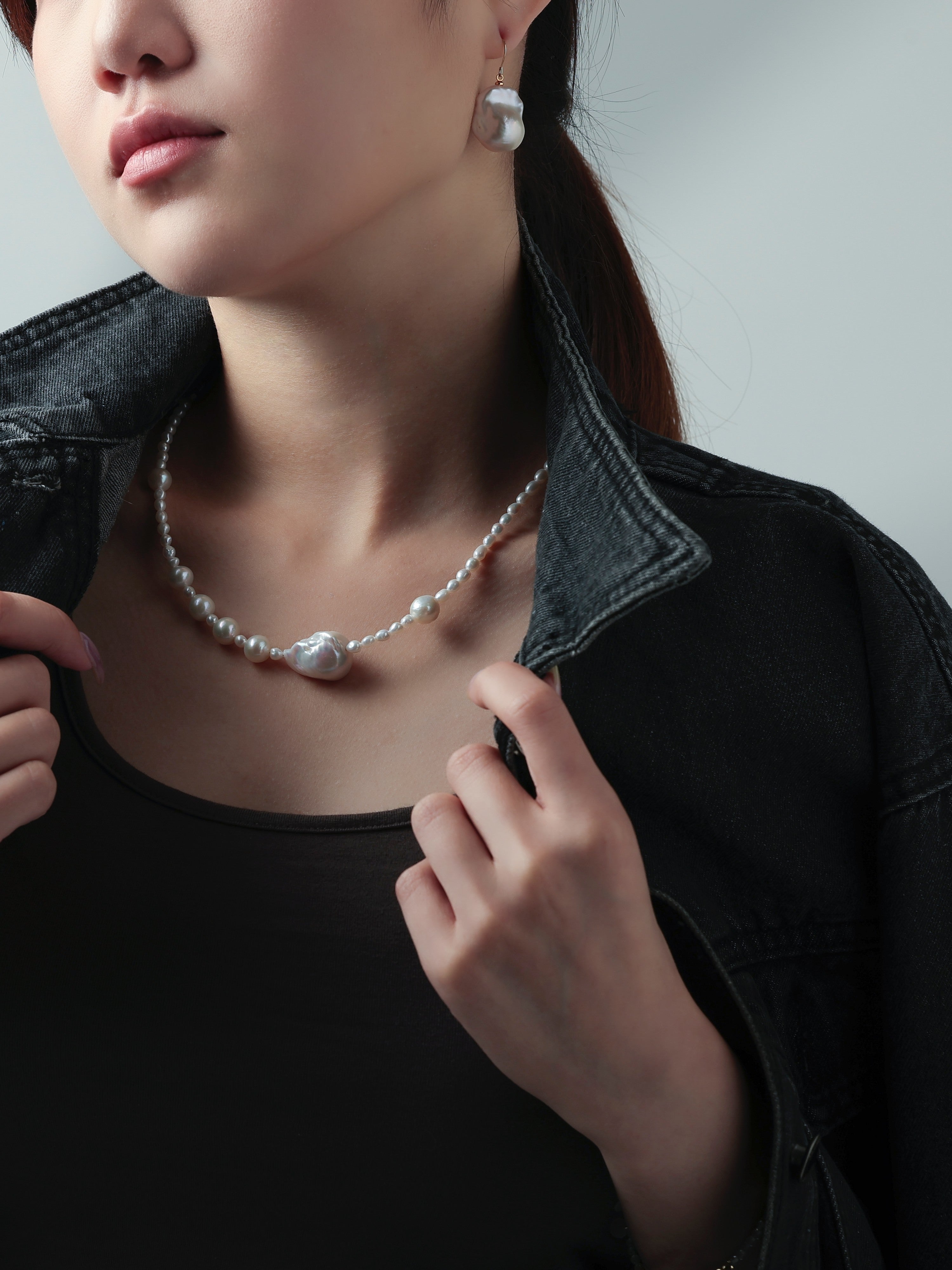 パールネックレス カジュアル コーデ デニムジャケット 大人 おしゃれ