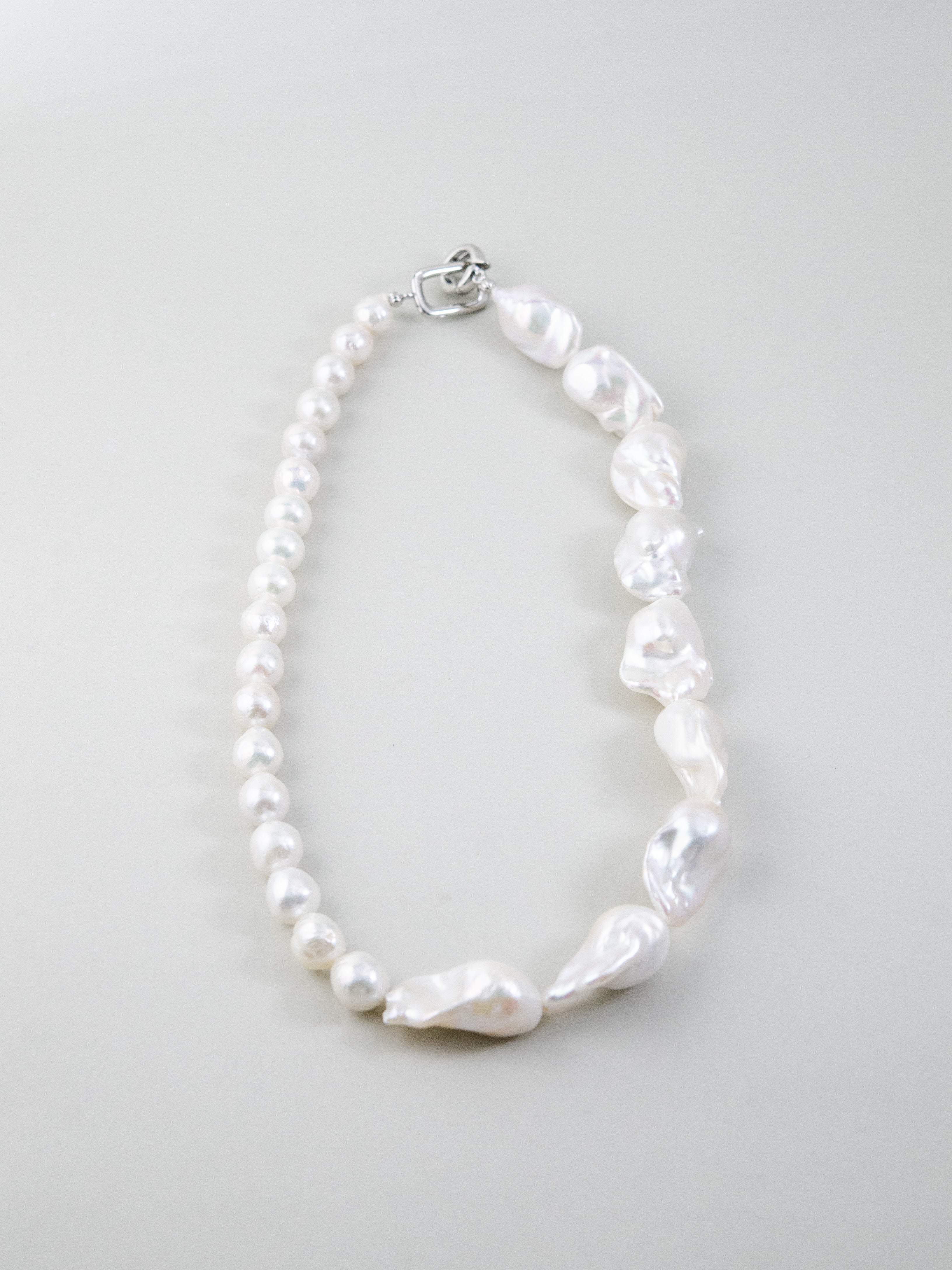 アシンメトリー パールネックレス 平置き デザイン全体図 個性的なHalf & Half