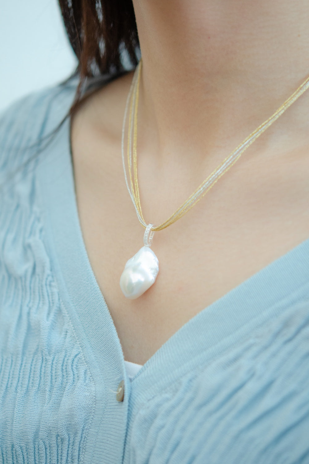 パールネックレス コーデ シャツスタイル オフィス きれいめ ブルー