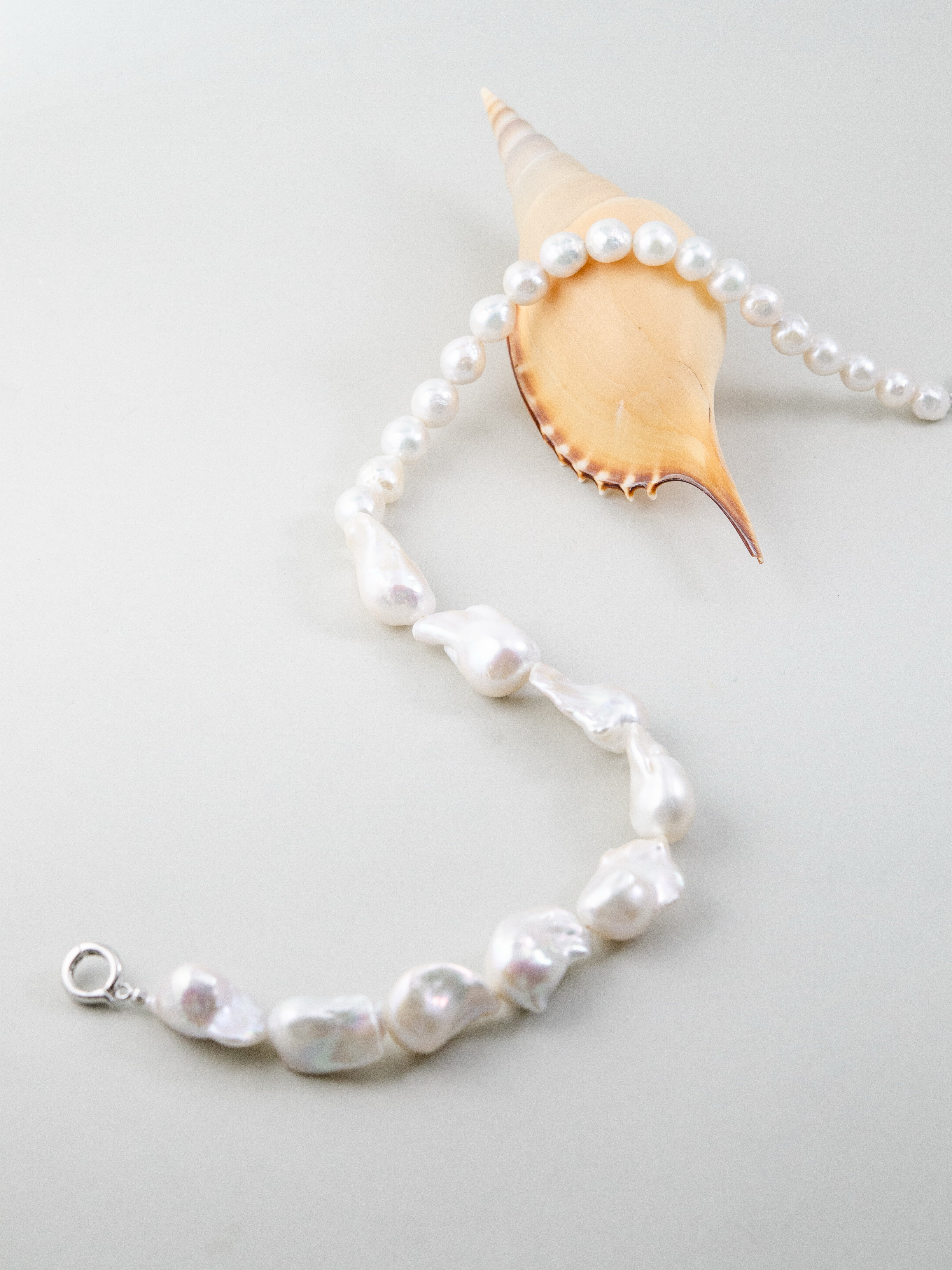 パールネックレス 貝殻ディスプレイ 夏の装いとバロックパールの抜け感
