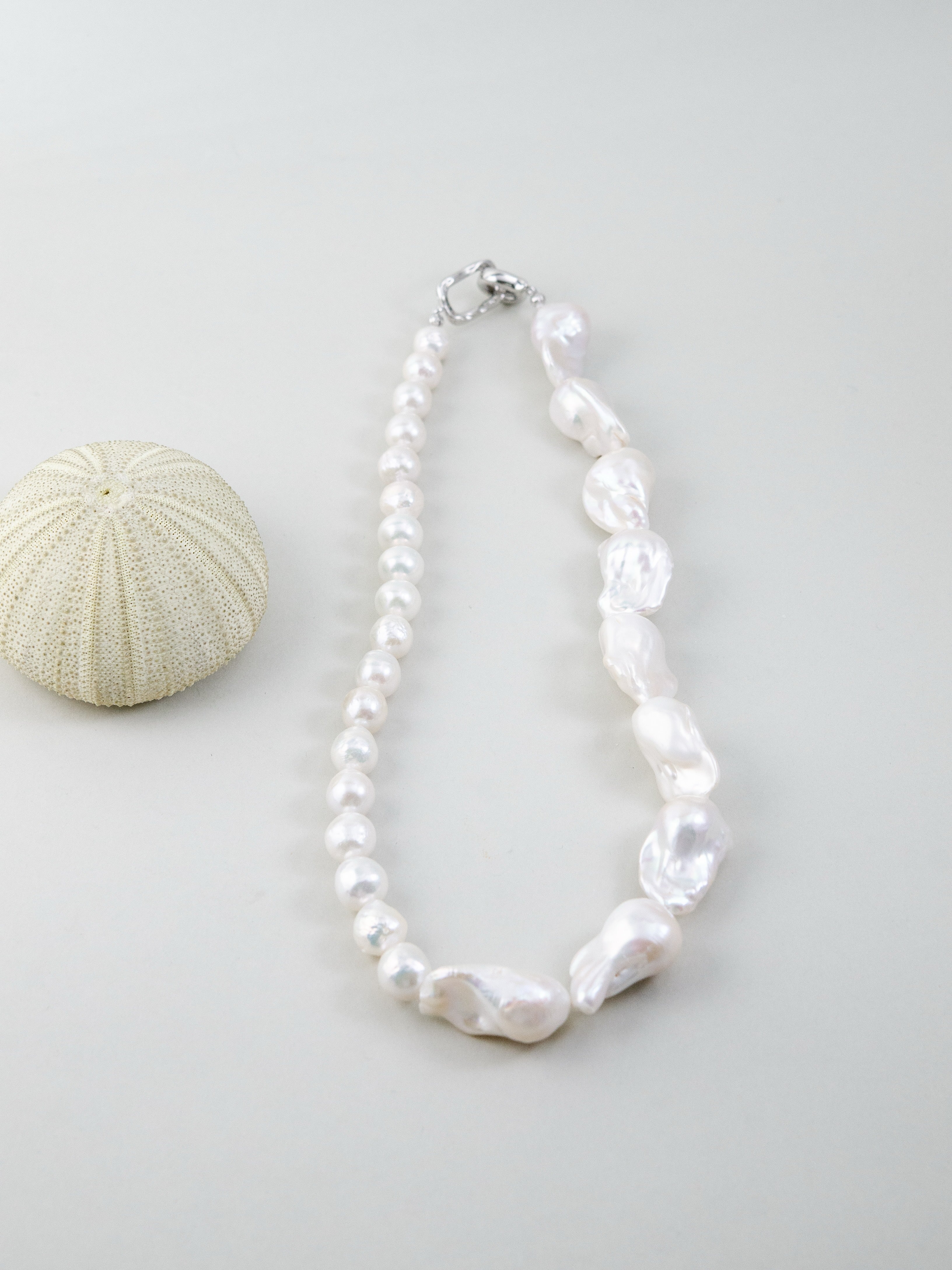 淡水パール ネックレス スタイリング 自然の造形美とHalf & Halfのデザイン