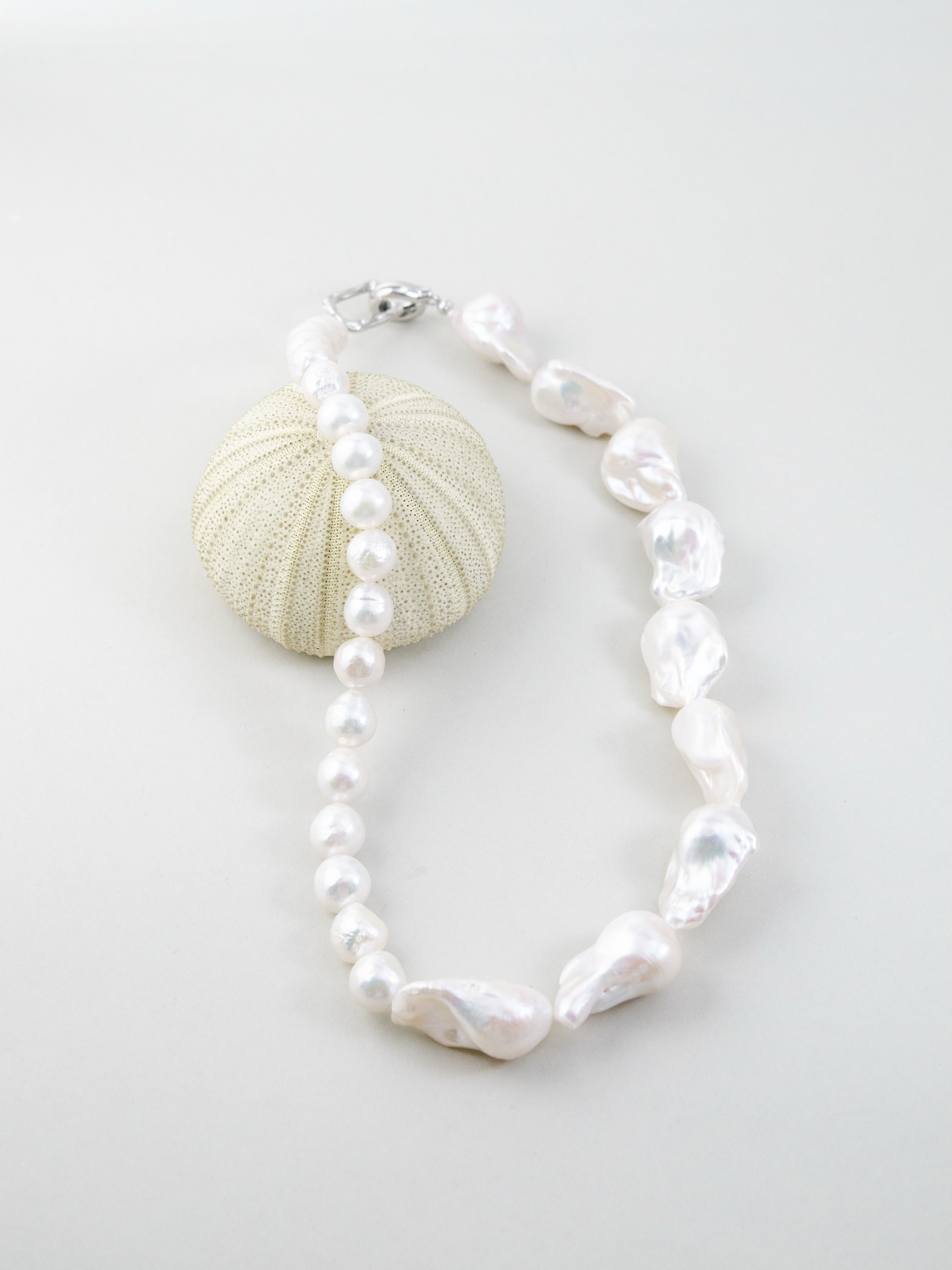 パールネックレス ディスプレイ ウニの殻と天然素材の調和