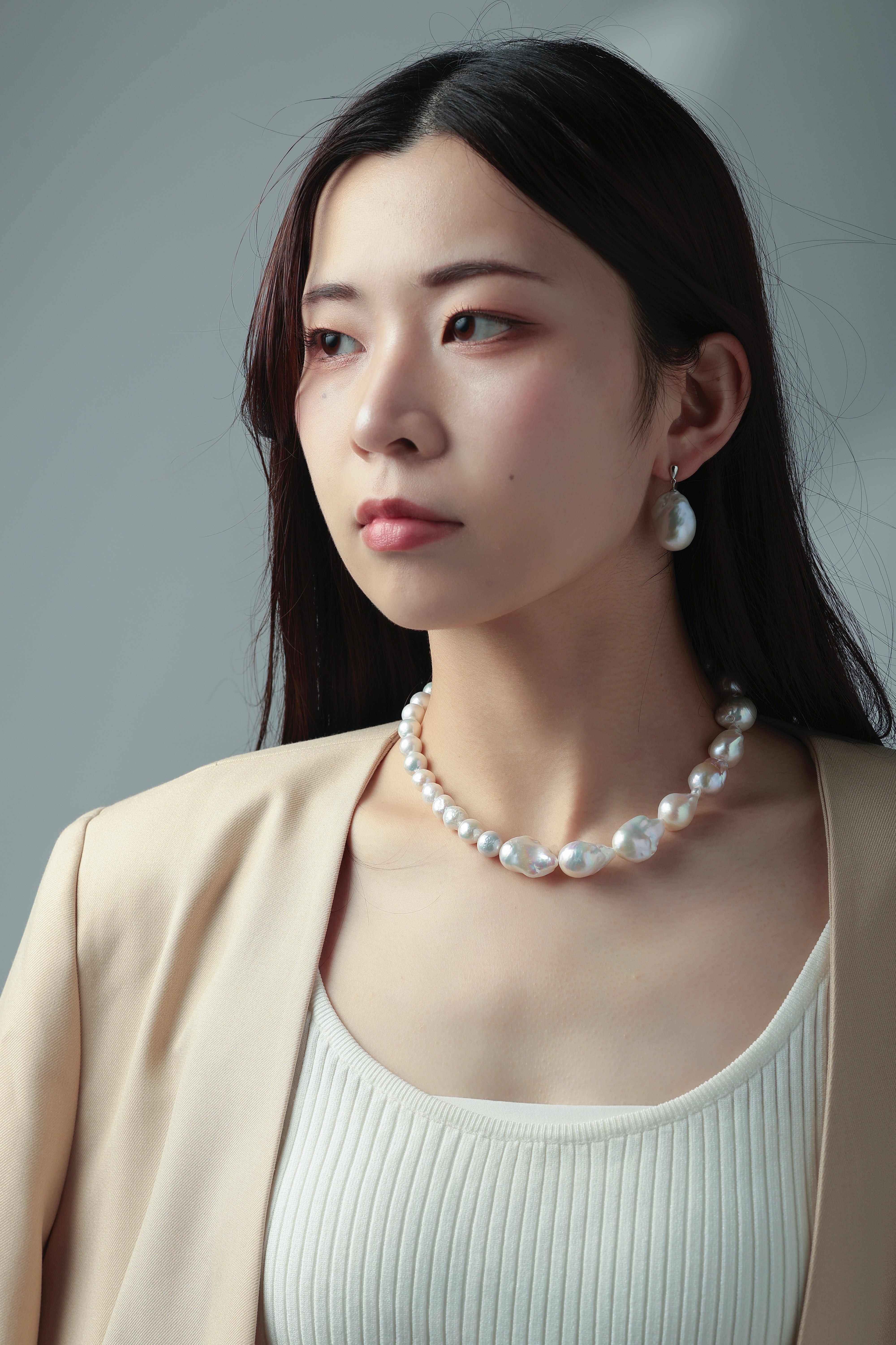 ネックレス着用 正面画像 ジャケットスタイルに合わせる大人のパールアクセサリー