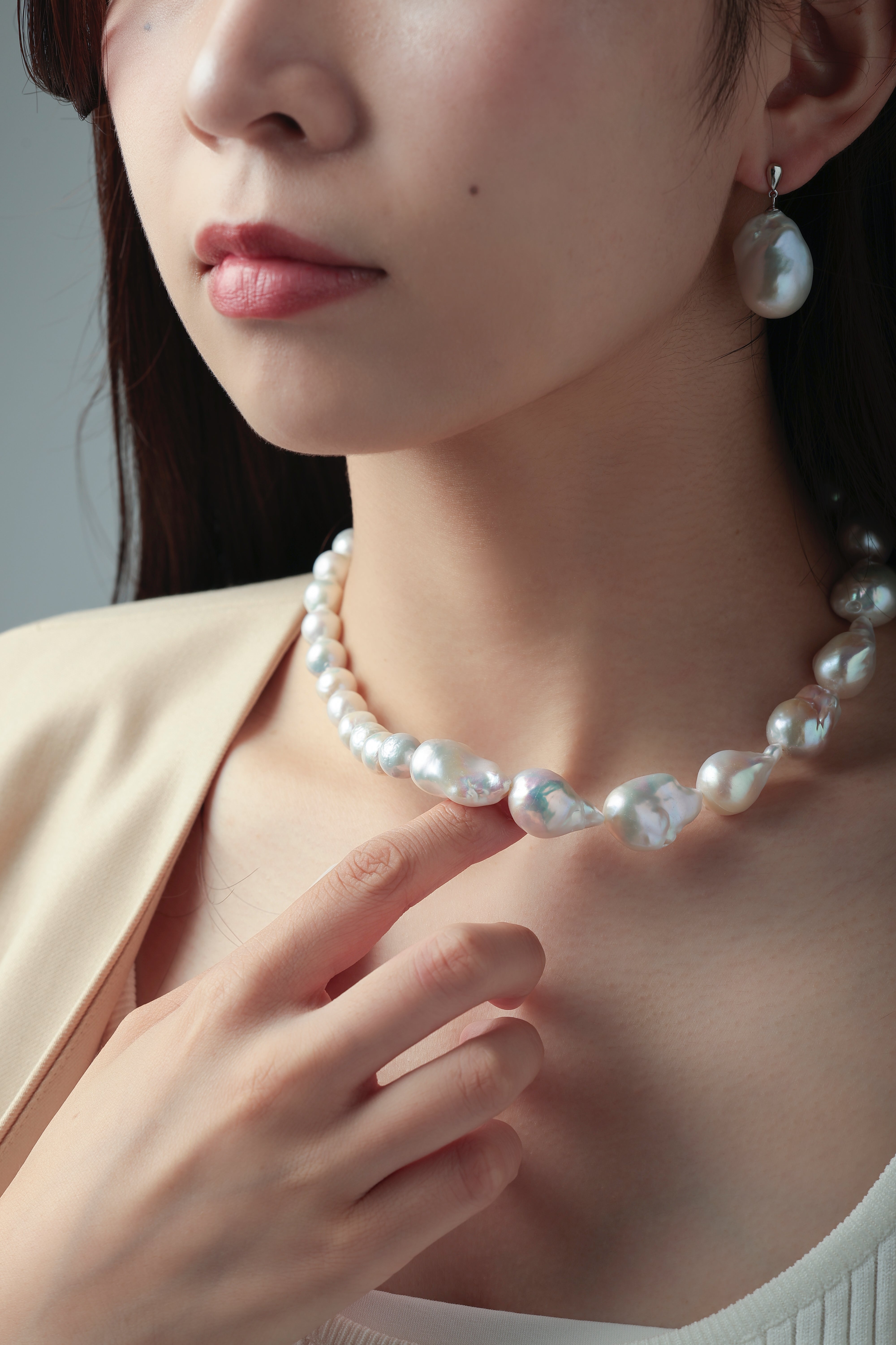 ネックレス着用 手元を添えて 正統派パールの品格とバロックの遊び心