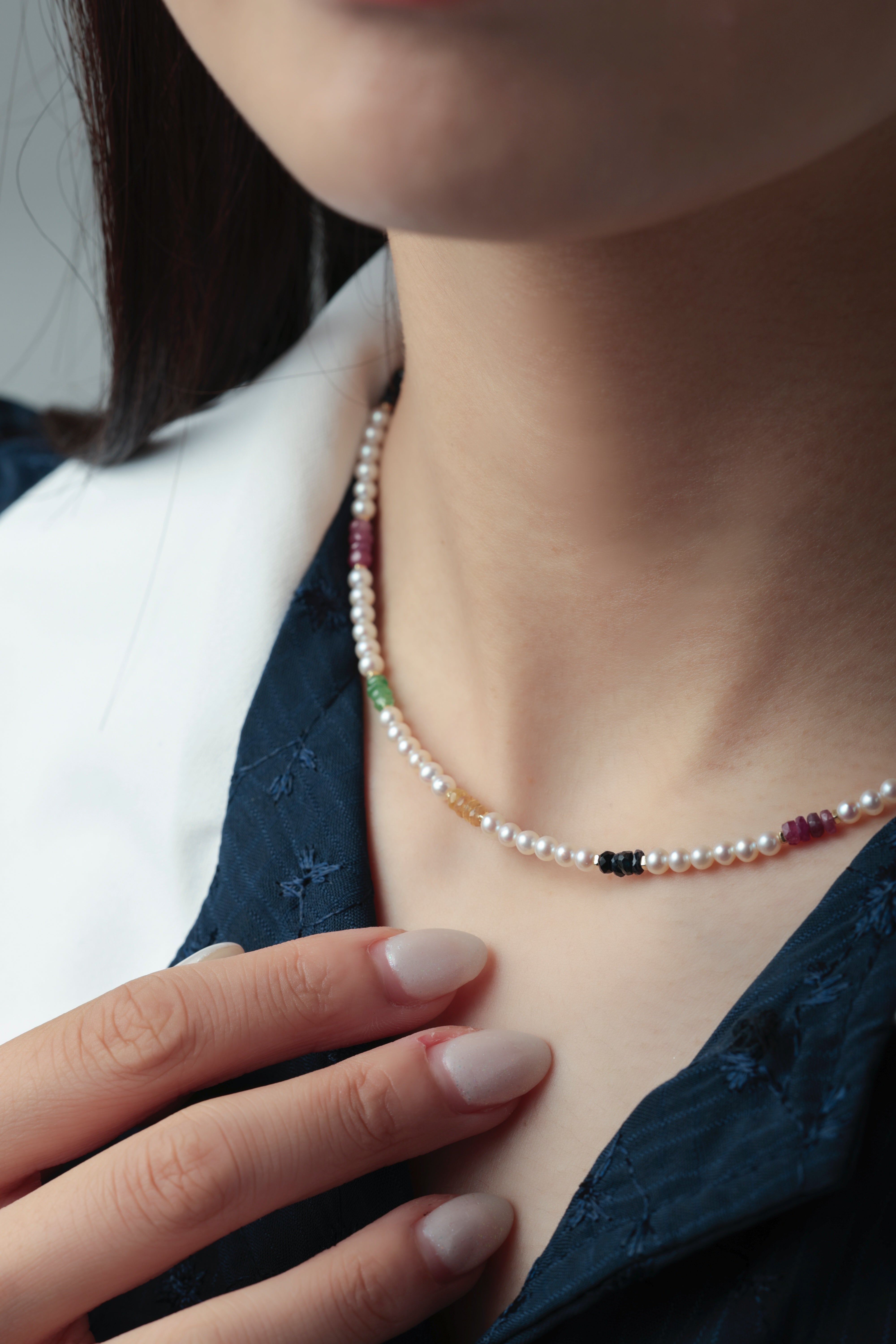 淡水パール ネックレス着用 オフィスカジュアル マルチカラーのアクセント
