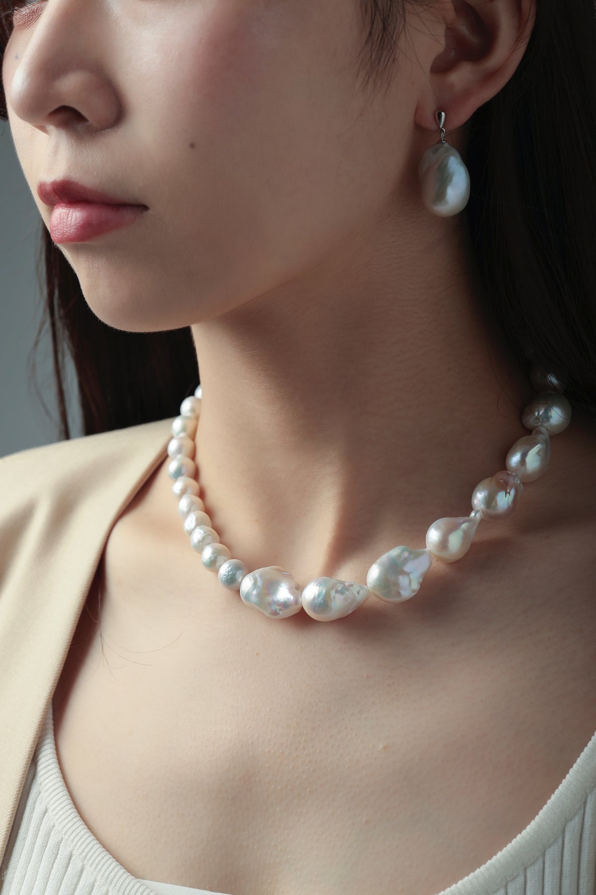 淡水パールネックレス 着用画像 横顔 バロックとラウンドのアシンメトリーデザイン