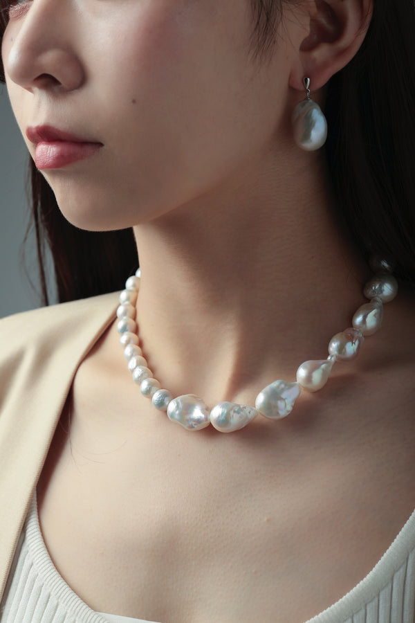 淡水パールネックレス 着用画像 横顔 バロックとラウンドのアシンメトリーデザイン