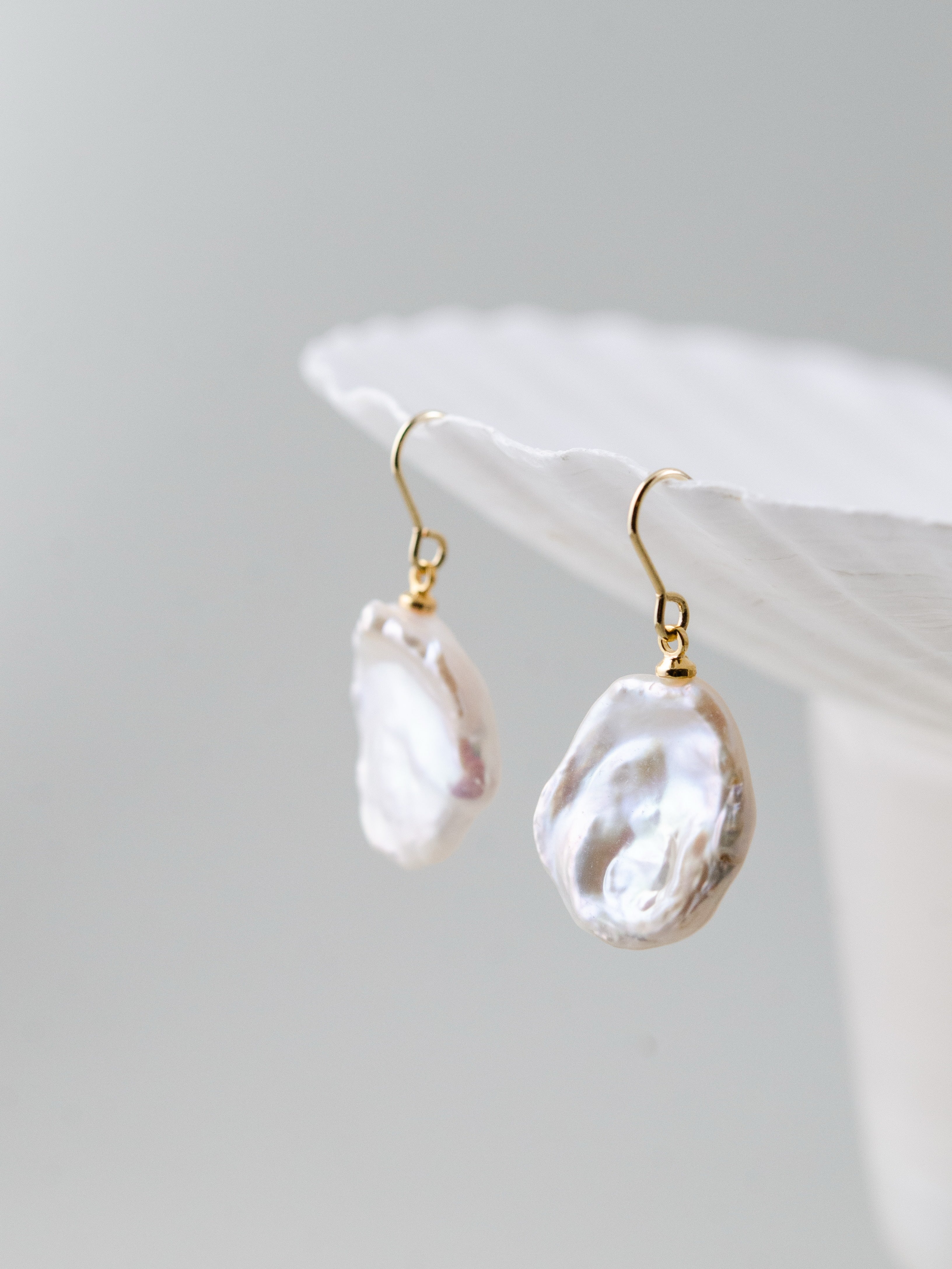 ペタルパール 一粒 ピアス 面で輝くオーロラ シンプル 6月誕生石 花びら真珠