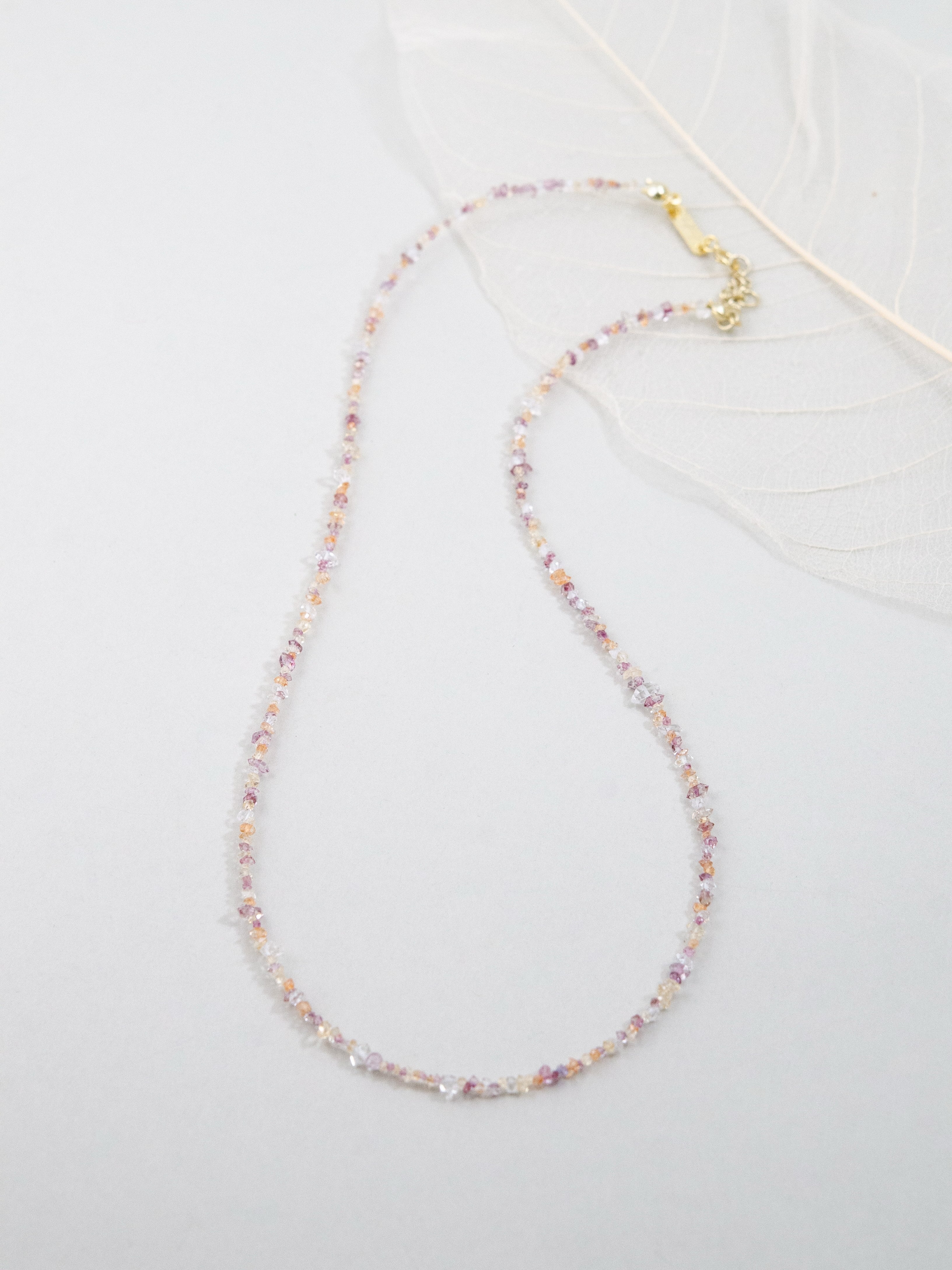 天然石ネックレス 平置き 全体図 天上の透明な光をイメージ