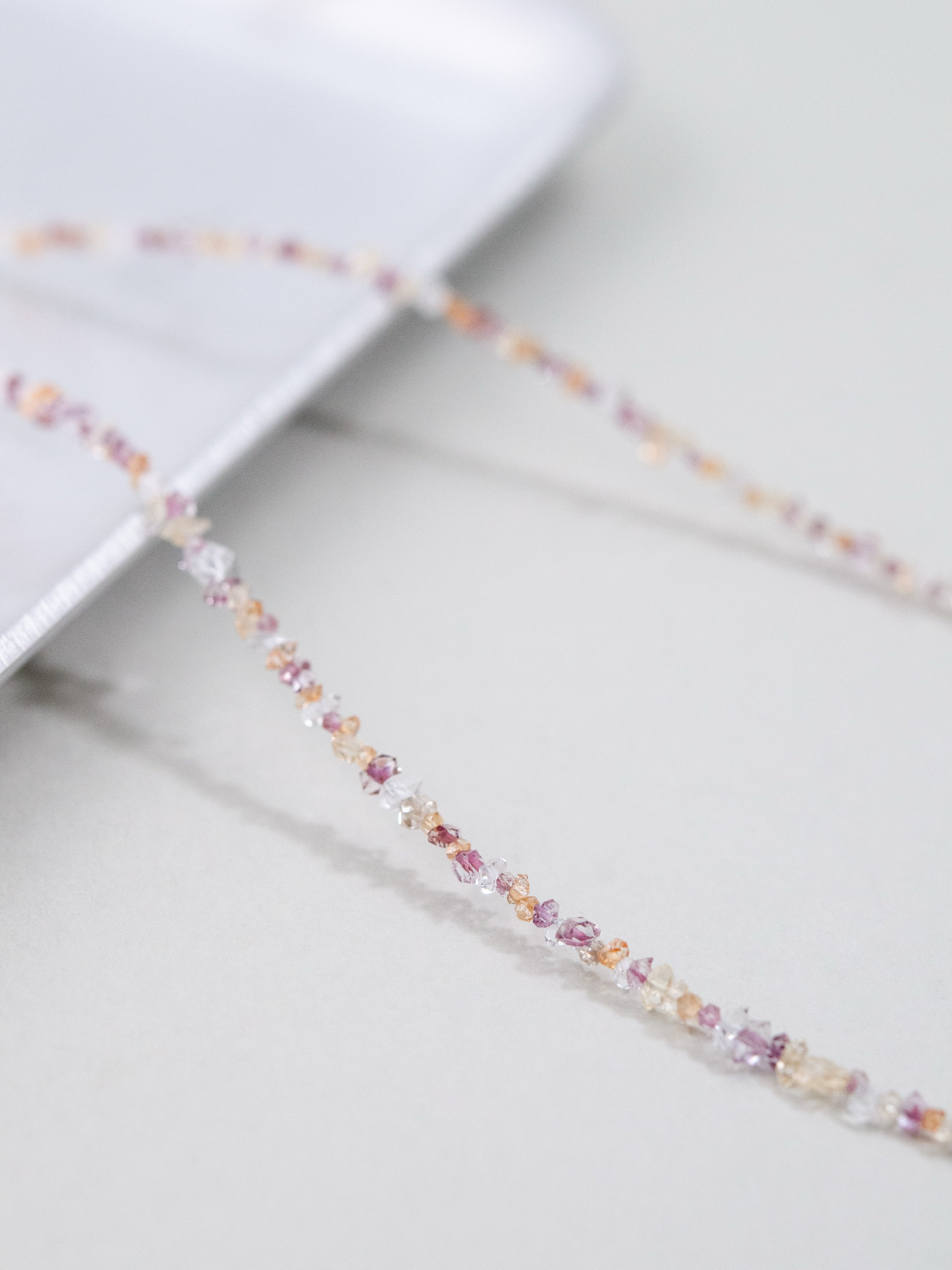 希少石フェナカイト ネックレス ディスプレイ 繊細なビーズの連なり