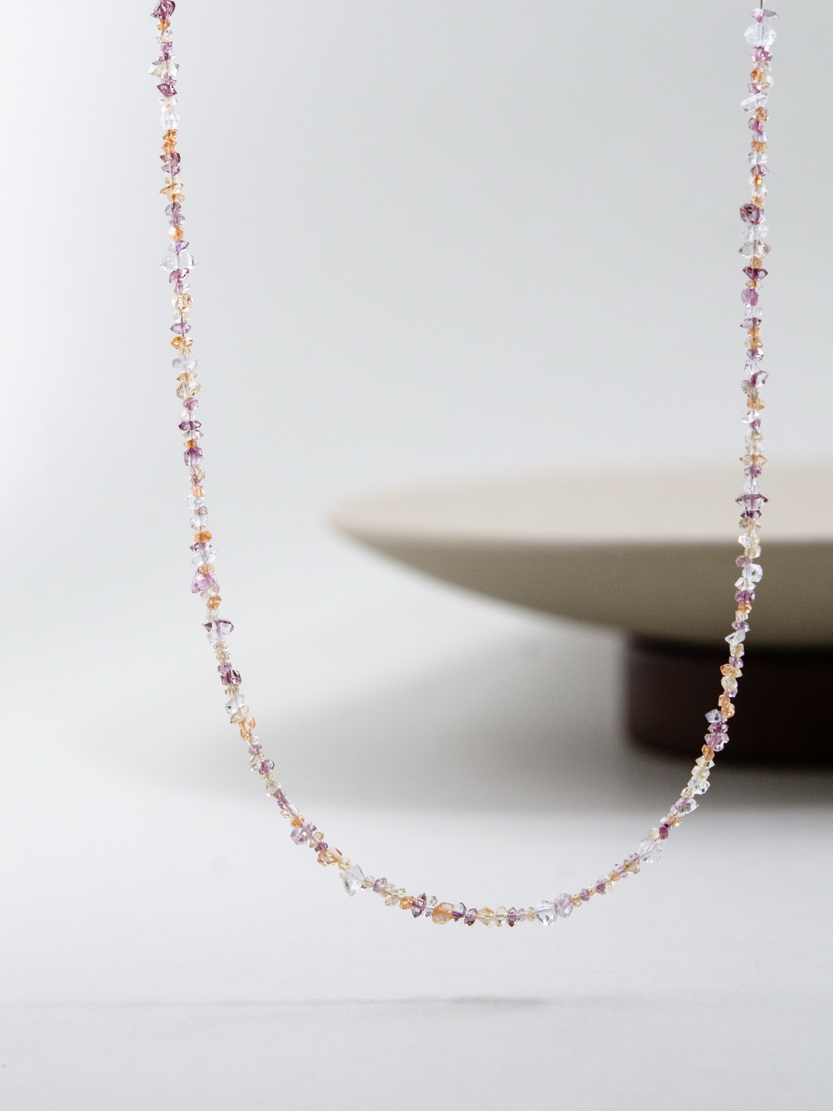 フェナカイト ネックレス スタイリング 動きのある配置と輝き