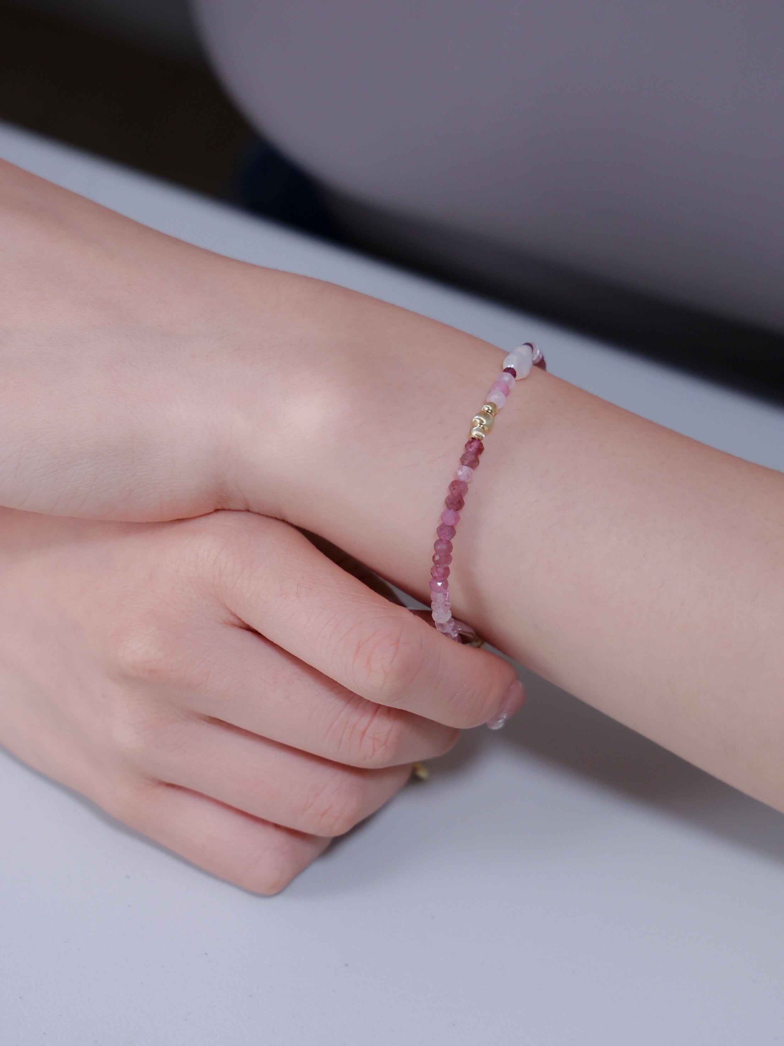 ピンクトルマリン 着用 手元 アップ 華奢 重ね付けにも