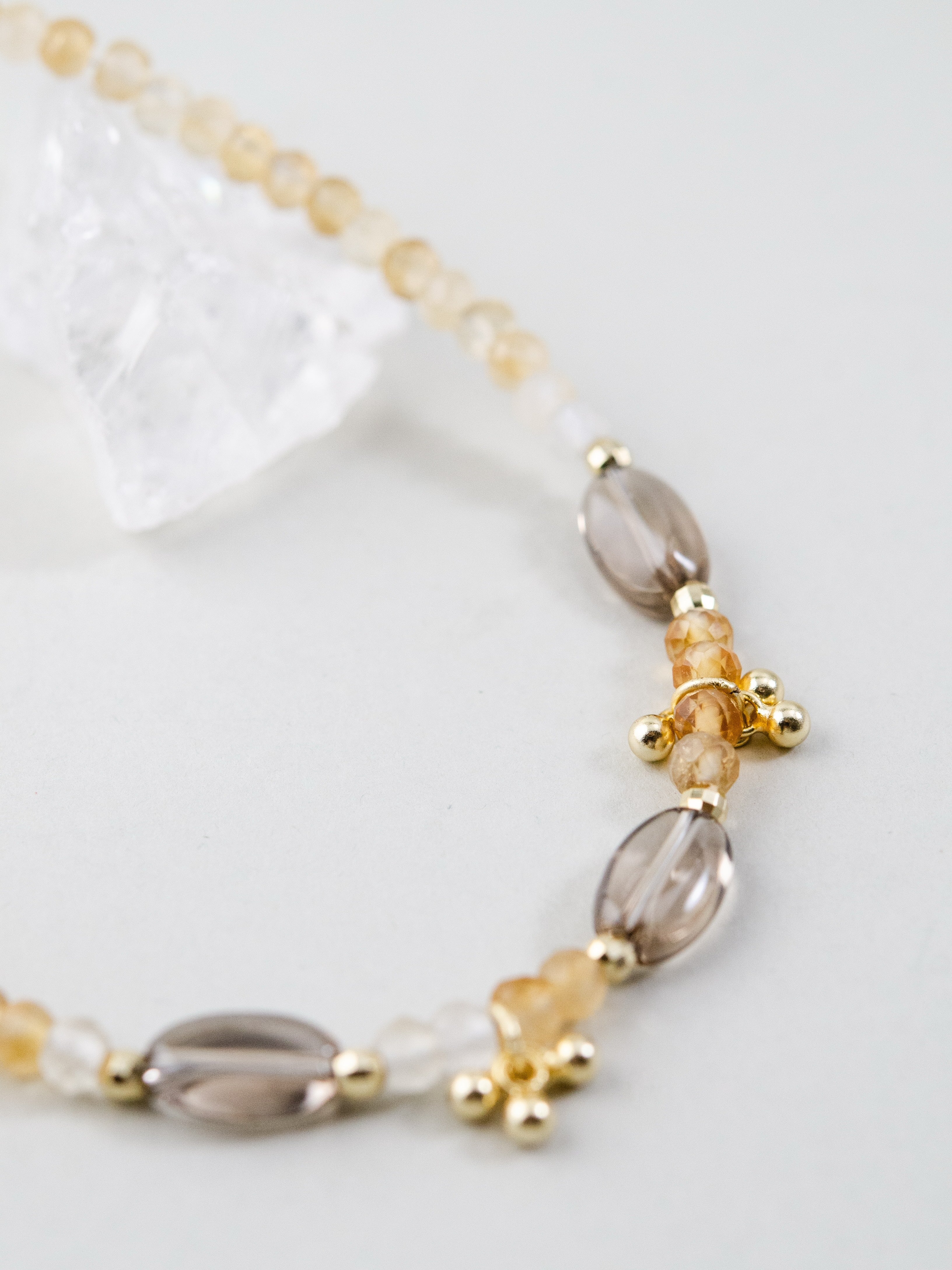 パワーストーン ブレスレット 置き画 水晶 浄化 癒し イメージ