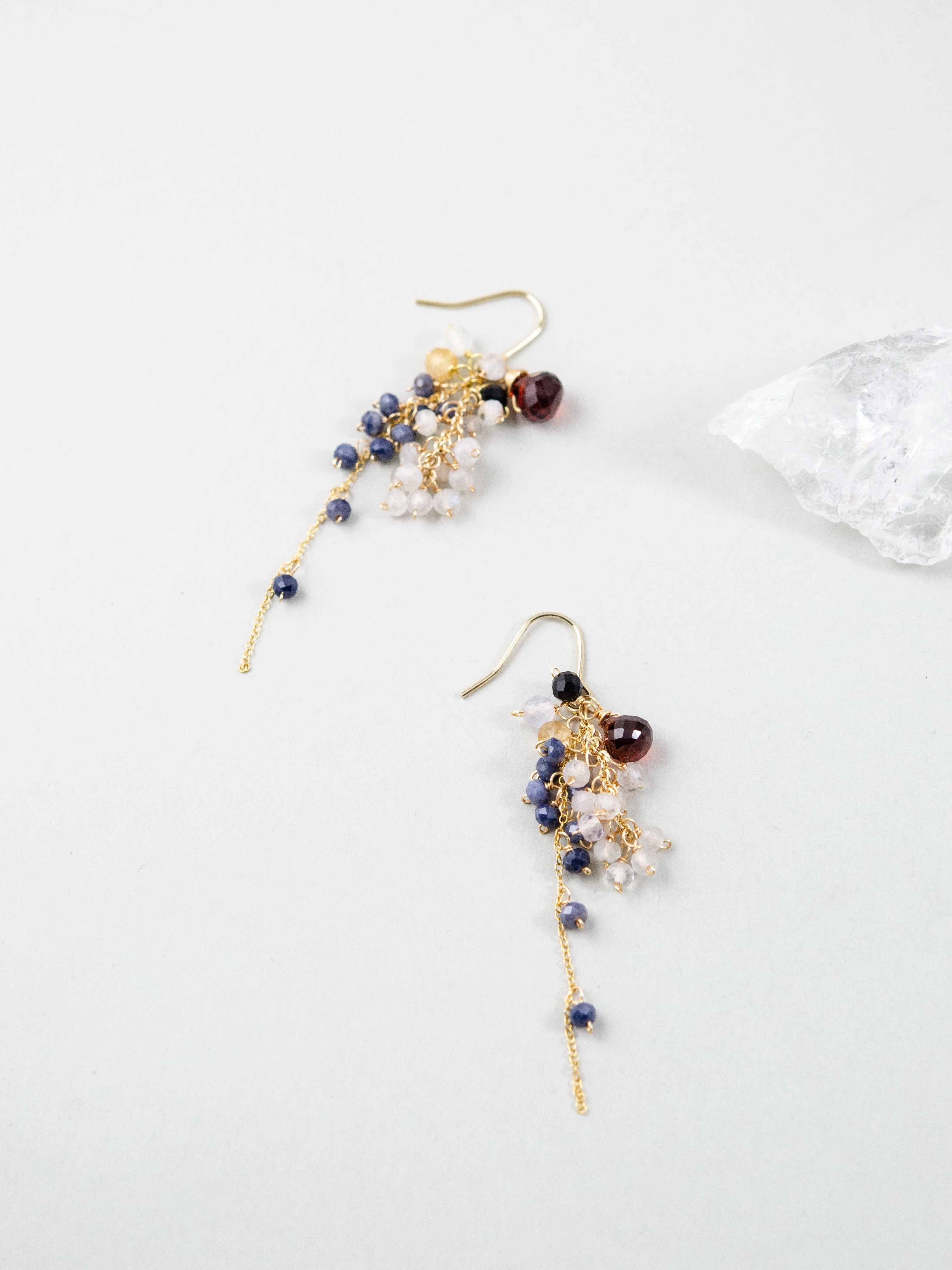 ガーネット & サファイア 揺れる ピアス - 【イヤリング変更可】深みの