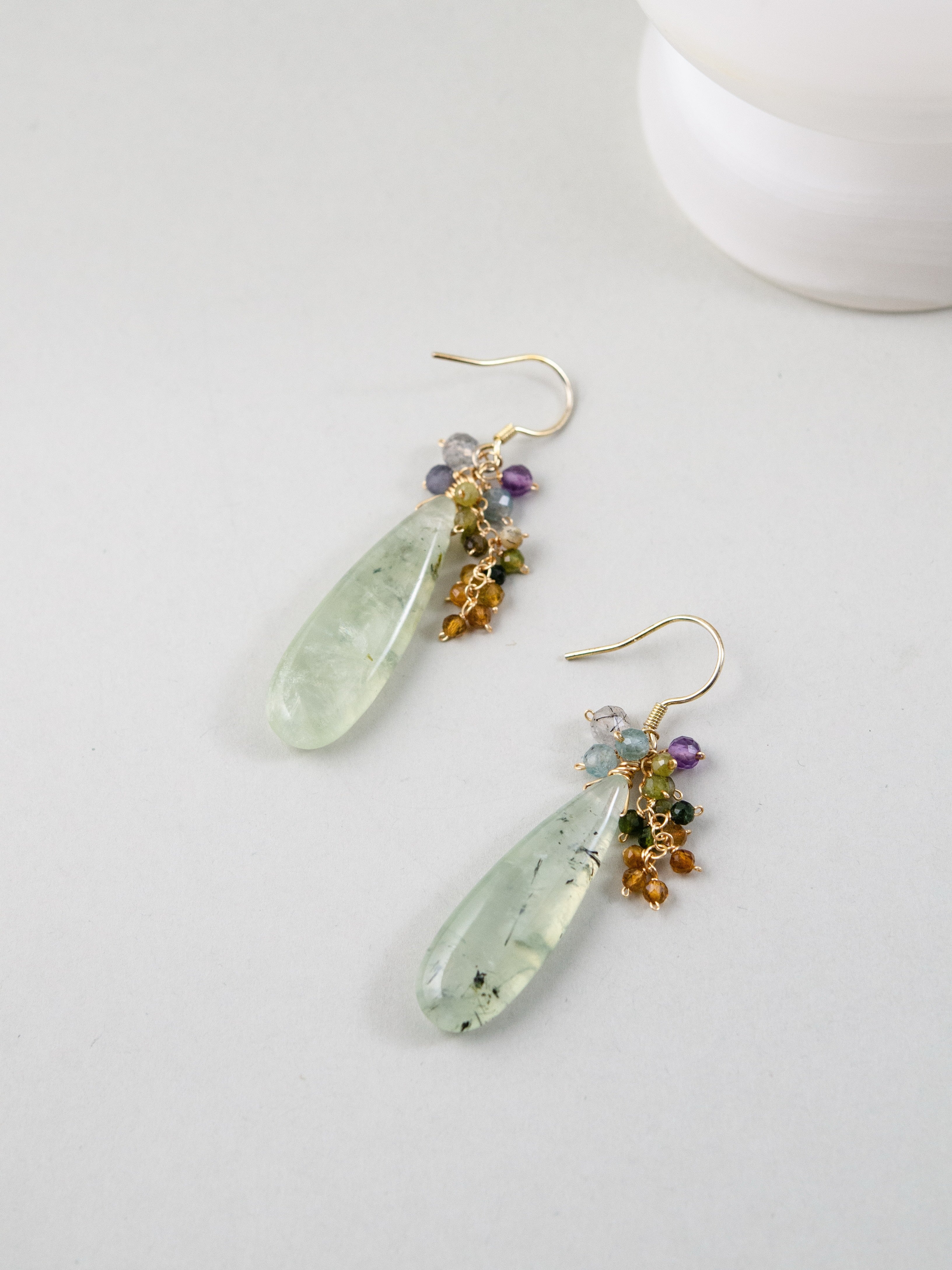 プレナイト ピアス 斜め配置 詳細画像 彩りの房と雫型