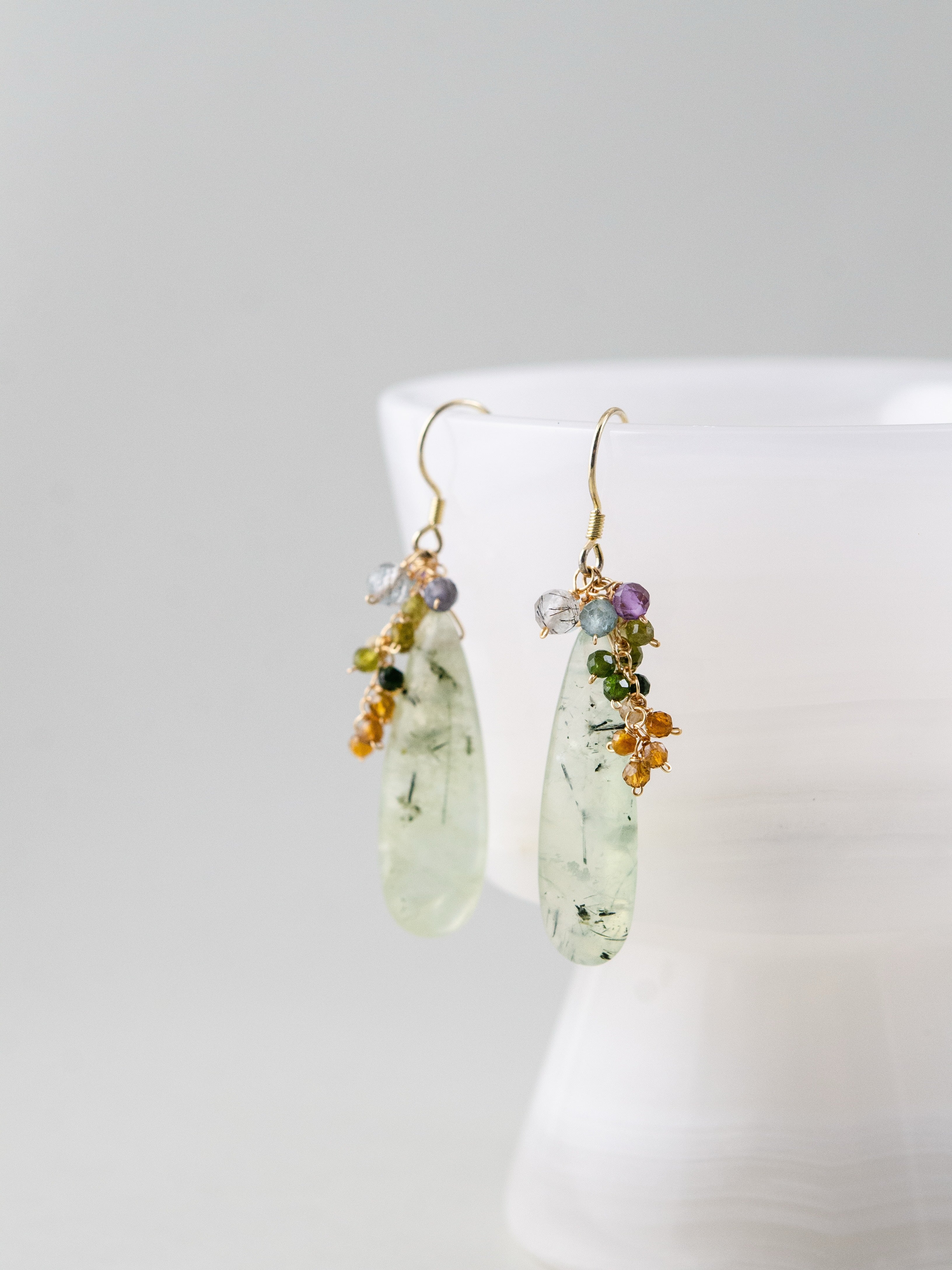 プレナイト & トルマリン ピアス 白い器にディスプレイ マスカットのイメージ