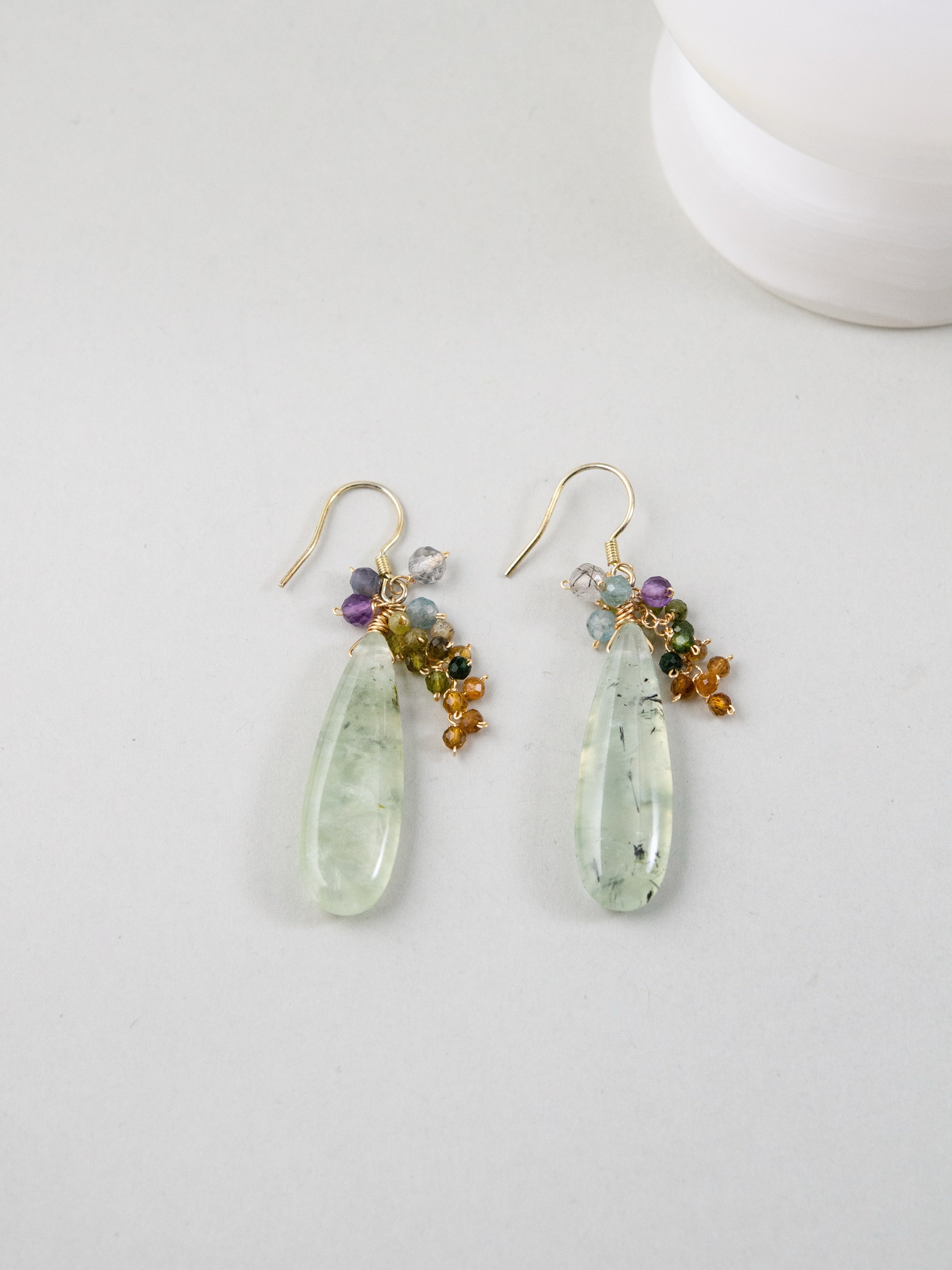 マスカットの雫 ピアス 真上からの平置き 天然石の房デザイン詳細