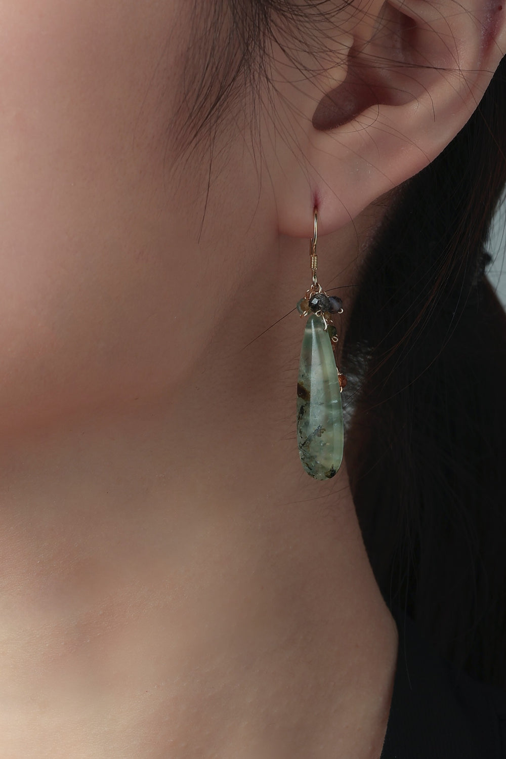 プレナイト ピアス着用 黒いトップスに合わせて シックな大人のマスカットカラー