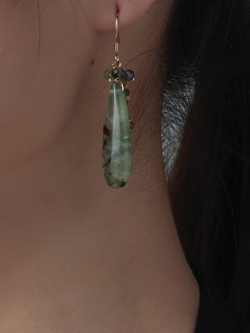 14kgf ピアス着用 横顔 自然な揺れ感とプレナイトの輝き