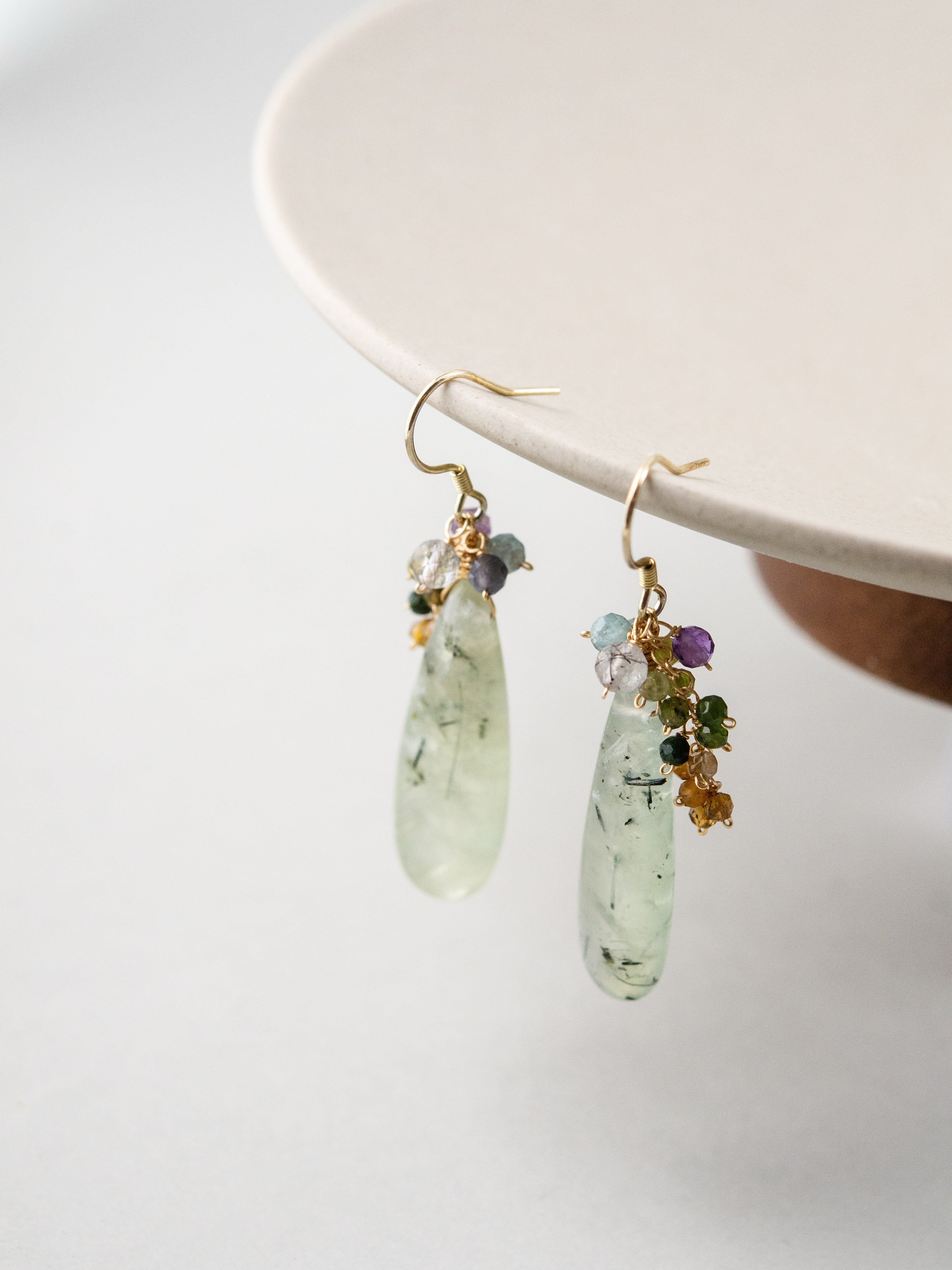 プレナイト & トルマリン ピアス マスカットの雫 メイン画像 瑞々しい緑と彩りの房