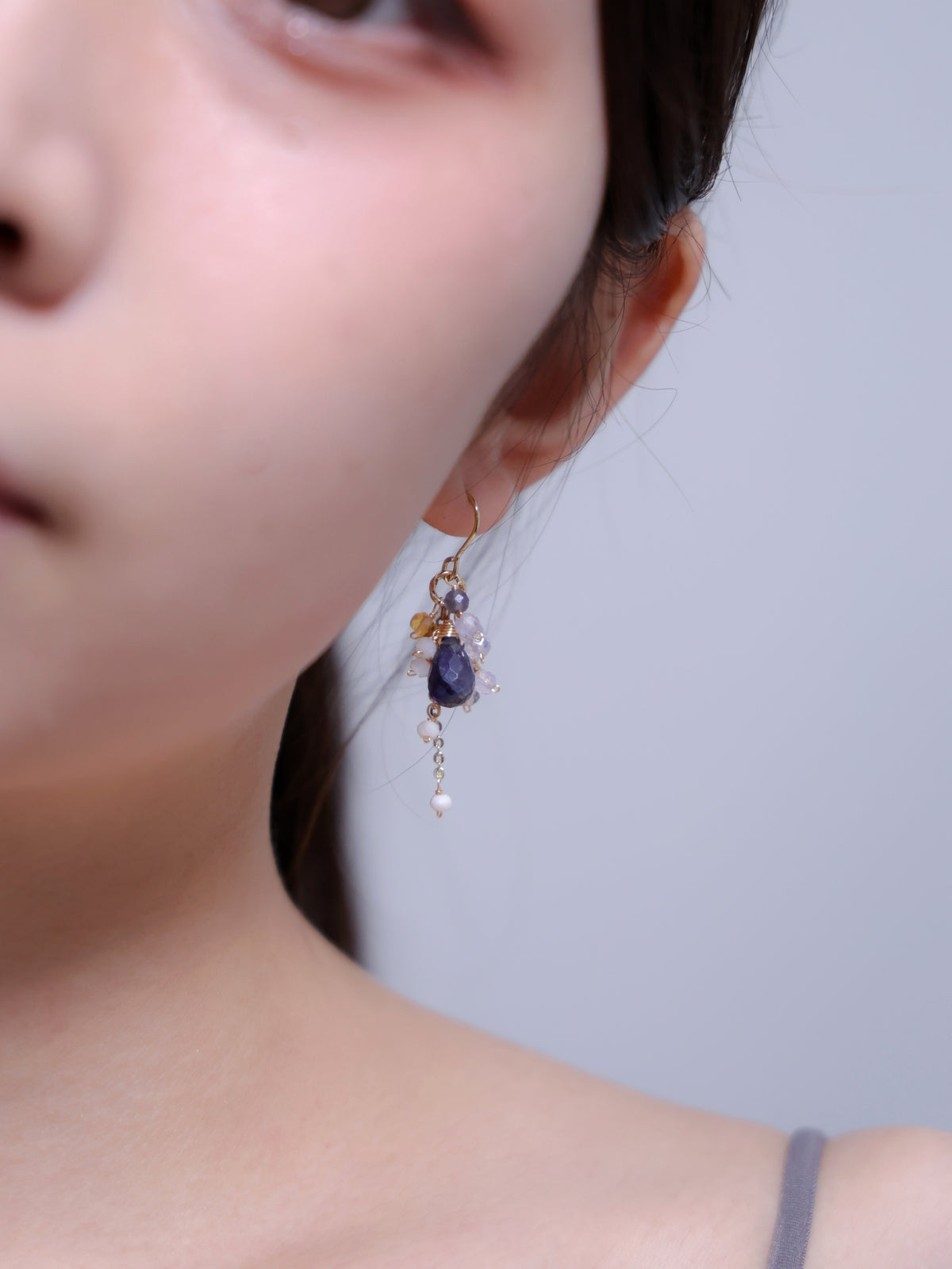 横顔 ピアス 着用 落ち着いた 表情 癒やし カラー
