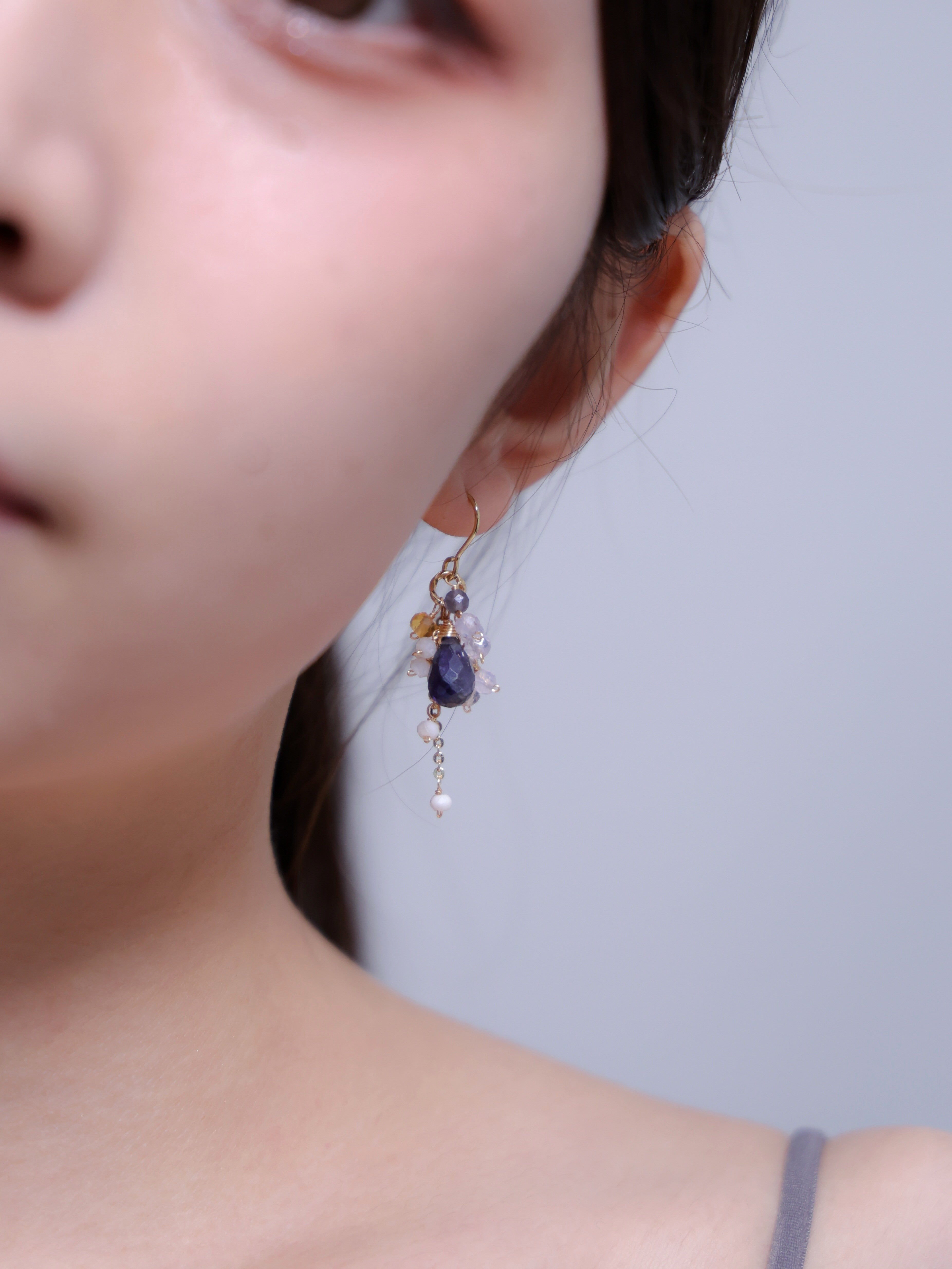 横顔 ピアス 着用 落ち着いた 表情 癒やし カラー