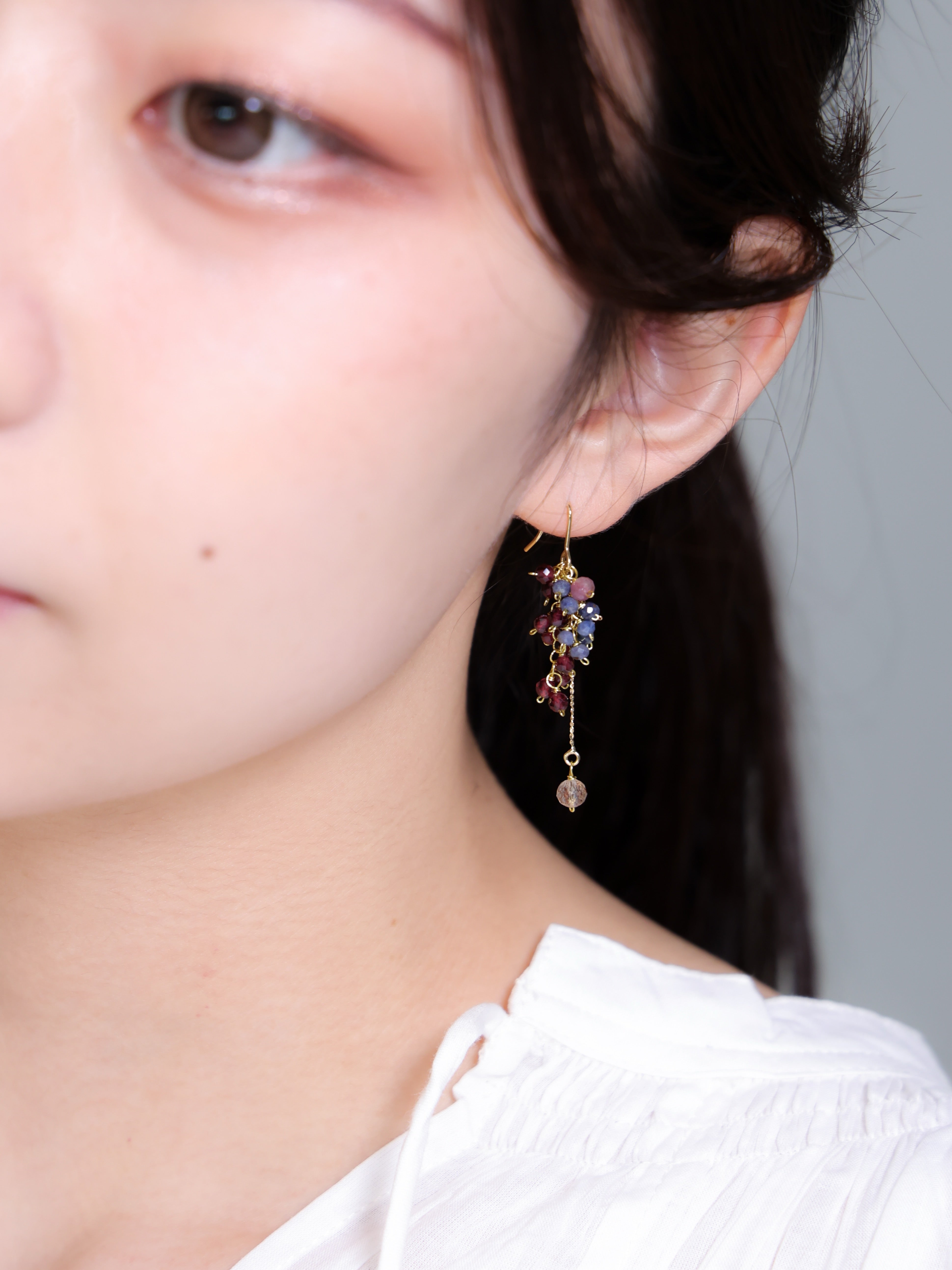 横顔 ピアス 着用 伏し目 知的 落ち着いた雰囲気